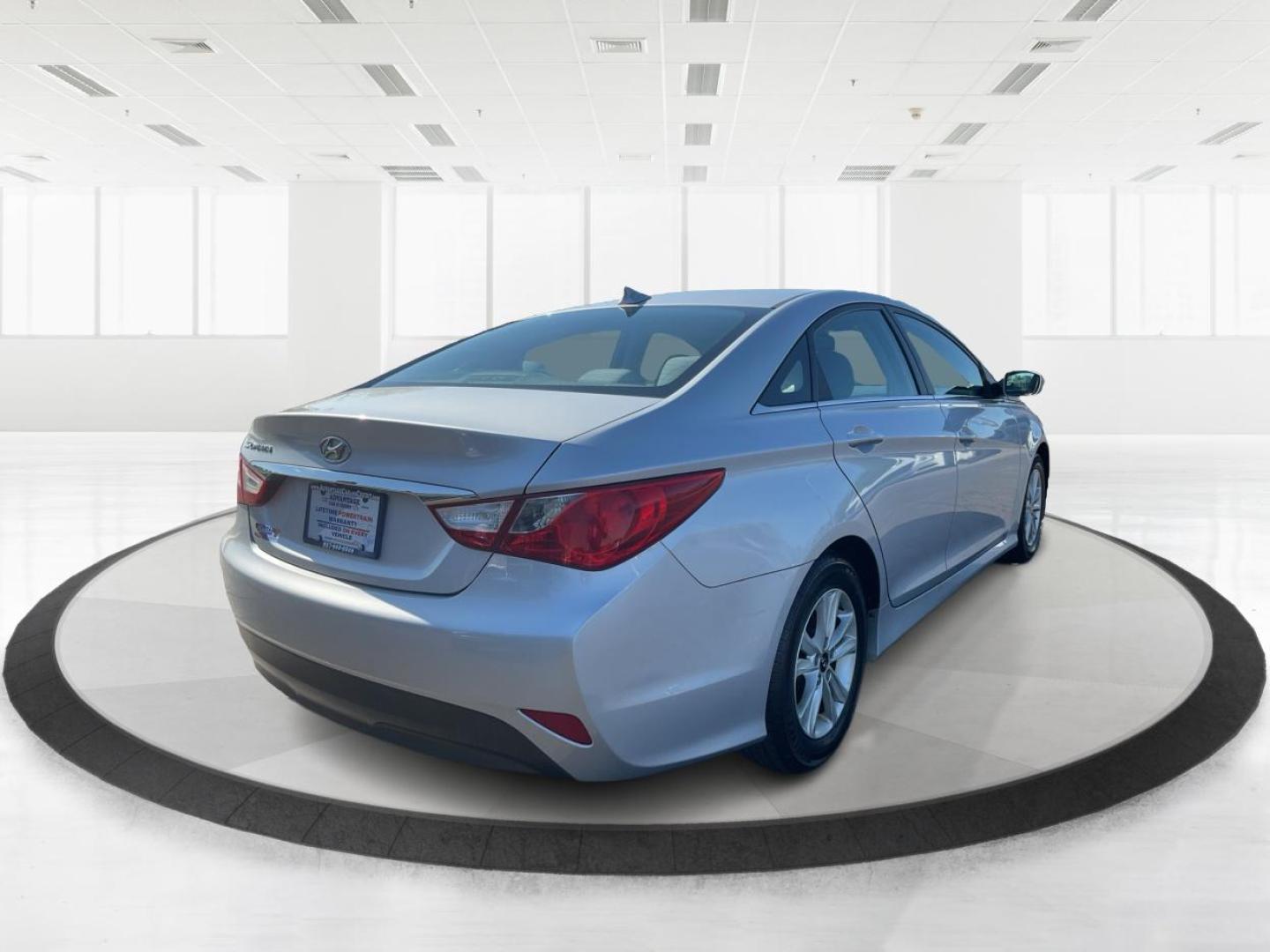 2014 Hyundai Sonata GLS (5NPEB4AC4EH) with an 2.4L I-4 gasoline direct injection engine, located at 4508 South Dixie Dr, Moraine, OH, 45439, (937) 908-9800, 39.689976, -84.218452 - Photo#2