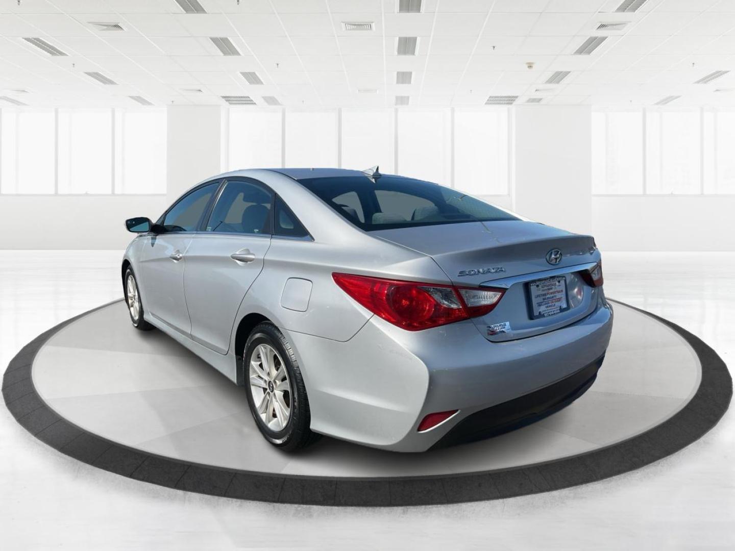 2014 Hyundai Sonata GLS (5NPEB4AC4EH) with an 2.4L I-4 gasoline direct injection engine, located at 4508 South Dixie Dr, Moraine, OH, 45439, (937) 908-9800, 39.689976, -84.218452 - Photo#4