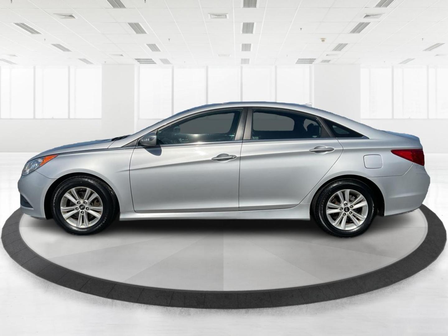 2014 Hyundai Sonata GLS (5NPEB4AC4EH) with an 2.4L I-4 gasoline direct injection engine, located at 4508 South Dixie Dr, Moraine, OH, 45439, (937) 908-9800, 39.689976, -84.218452 - Photo#5