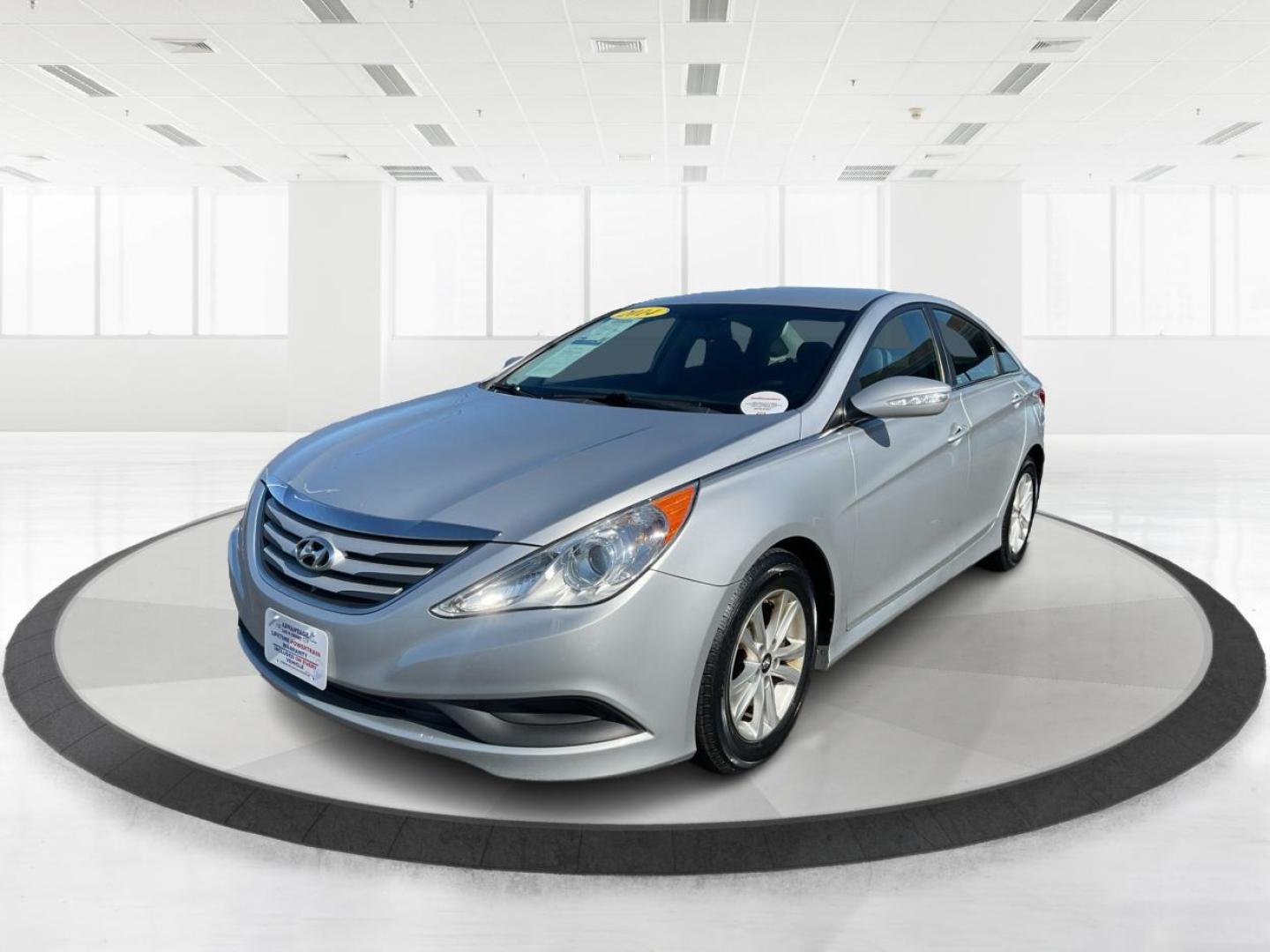 2014 Hyundai Sonata GLS (5NPEB4AC4EH) with an 2.4L I-4 gasoline direct injection engine, located at 4508 South Dixie Dr, Moraine, OH, 45439, (937) 908-9800, 39.689976, -84.218452 - Photo#7