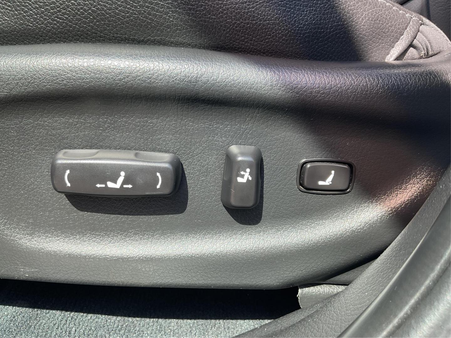 2011 Kia Sorento EX V6 (5XYKUDA22BG) with an 3.5L V-6 DOHC engine, located at 1184 Kauffman Ave, Fairborn, OH, 45324, (937) 908-9800, 39.807072, -84.030914 - Photo#16