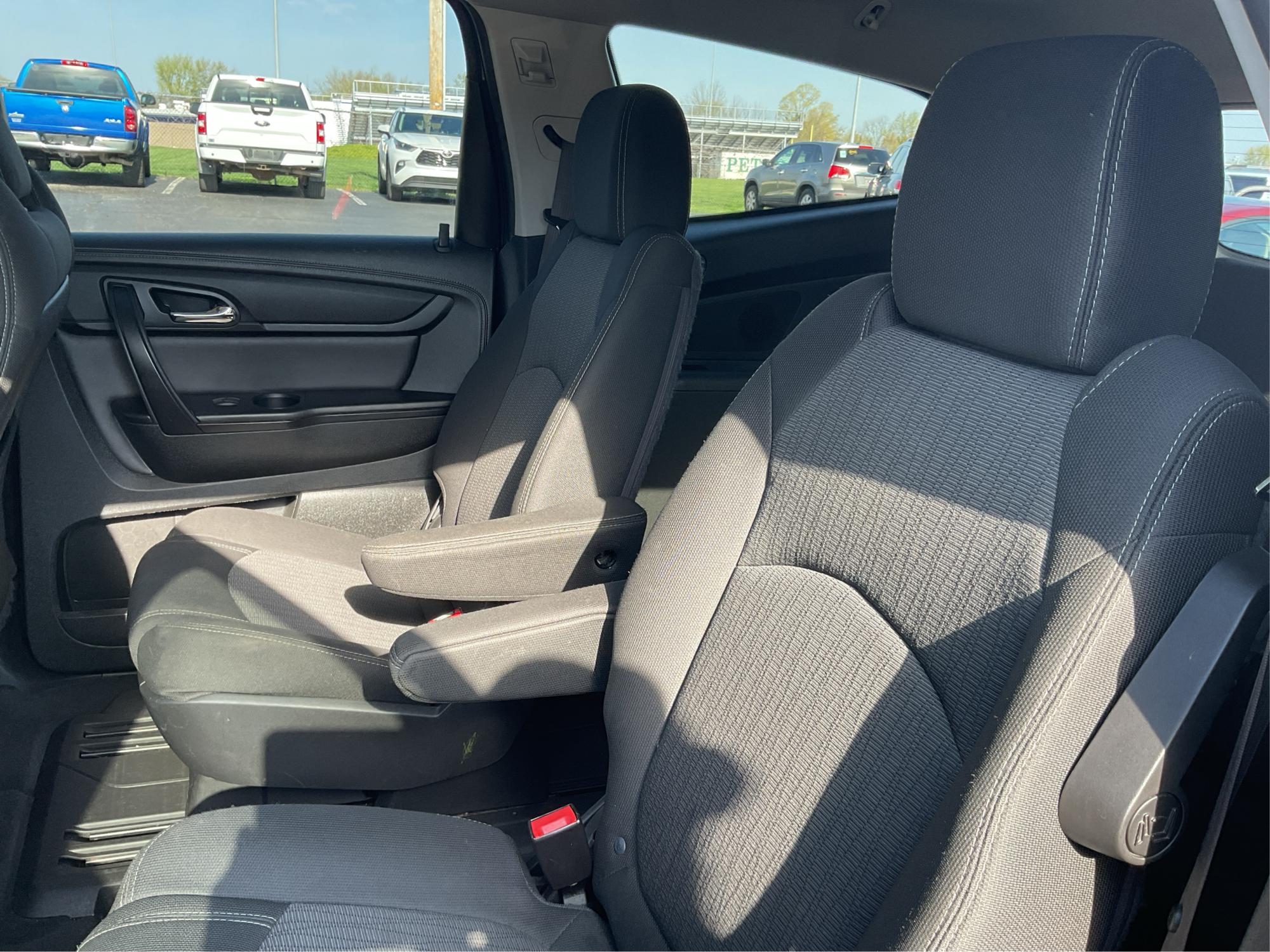 2015 Chevrolet Traverse 2LT (1GNKRHKD0FJ) with an 3.6L V-6 gasoline direct injection engine, located at 1099 N County Rd 25A , Troy, OH, 45373, (937) 908-9800, 40.057079, -84.212883 - Photo#9