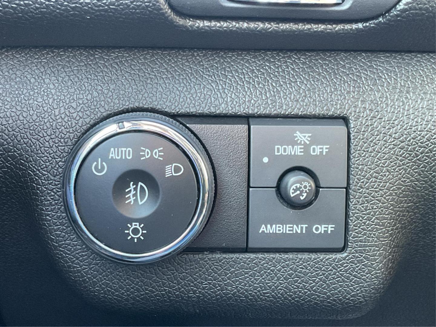 2015 Chevrolet Traverse 2LT (1GNKRHKD0FJ) with an 3.6L V-6 gasoline direct injection engine, located at 1099 N County Rd 25A, Troy, OH, 45373, (937) 908-9800, 40.057079, -84.212883 - Photo#16