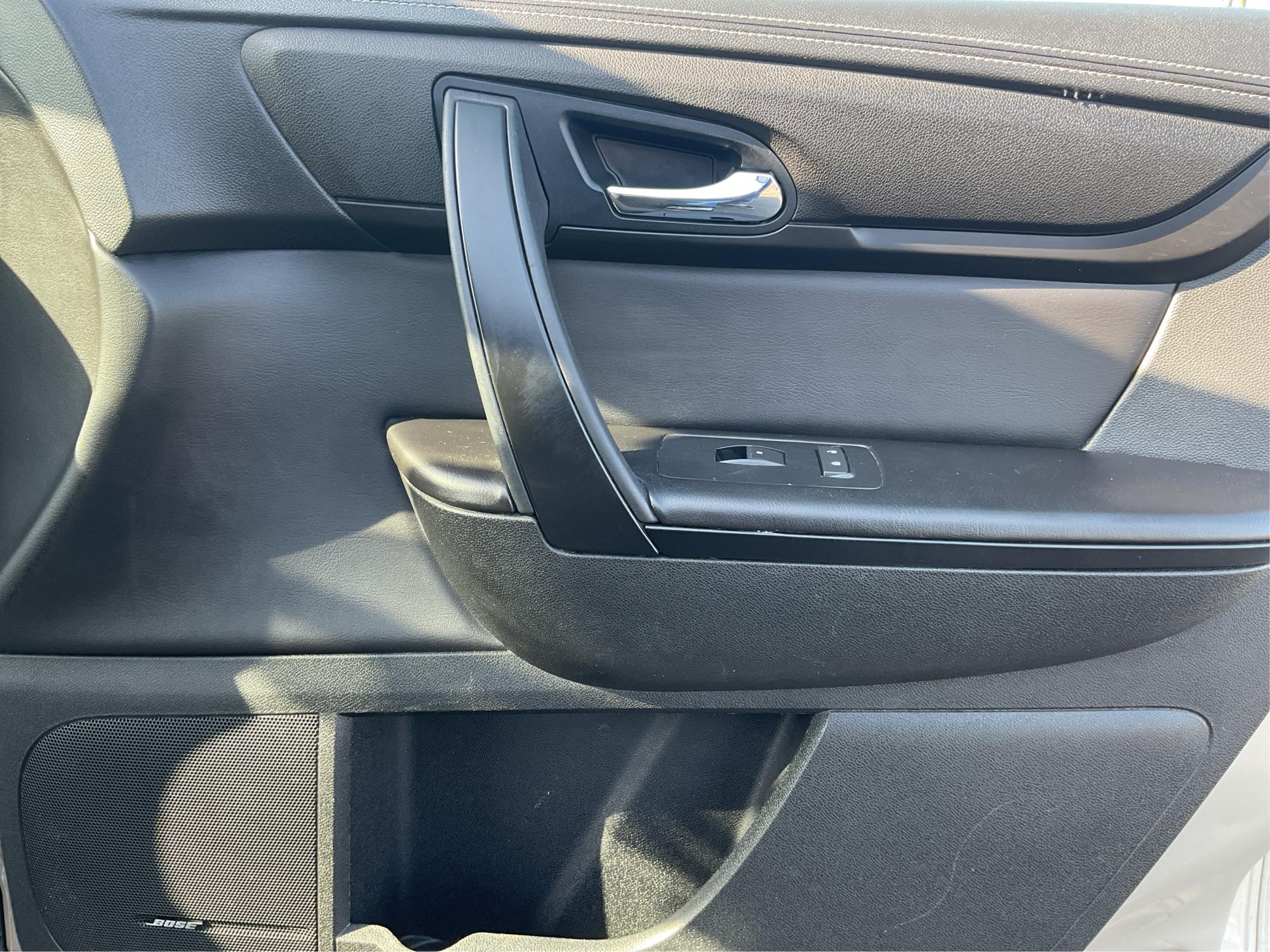 2015 Chevrolet Traverse 2LT (1GNKRHKD0FJ) with an 3.6L V-6 gasoline direct injection engine, located at 1099 N County Rd 25A , Troy, OH, 45373, (937) 908-9800, 40.057079, -84.212883 - Photo#18