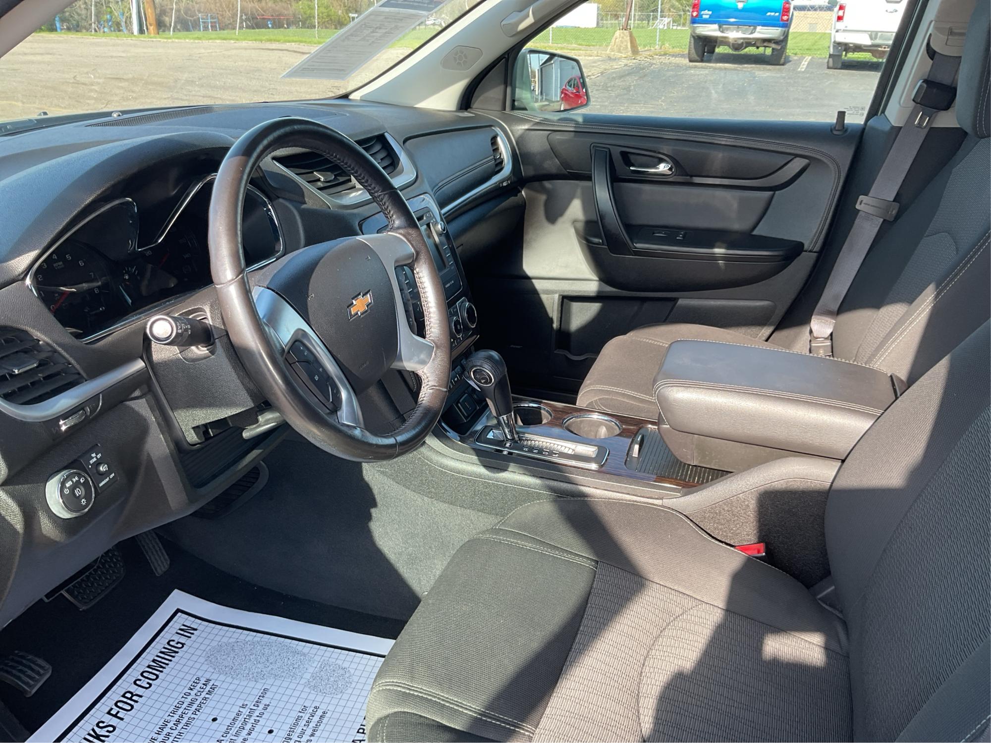 2015 Chevrolet Traverse 2LT (1GNKRHKD0FJ) with an 3.6L V-6 gasoline direct injection engine, located at 1099 N County Rd 25A , Troy, OH, 45373, (937) 908-9800, 40.057079, -84.212883 - Photo#8