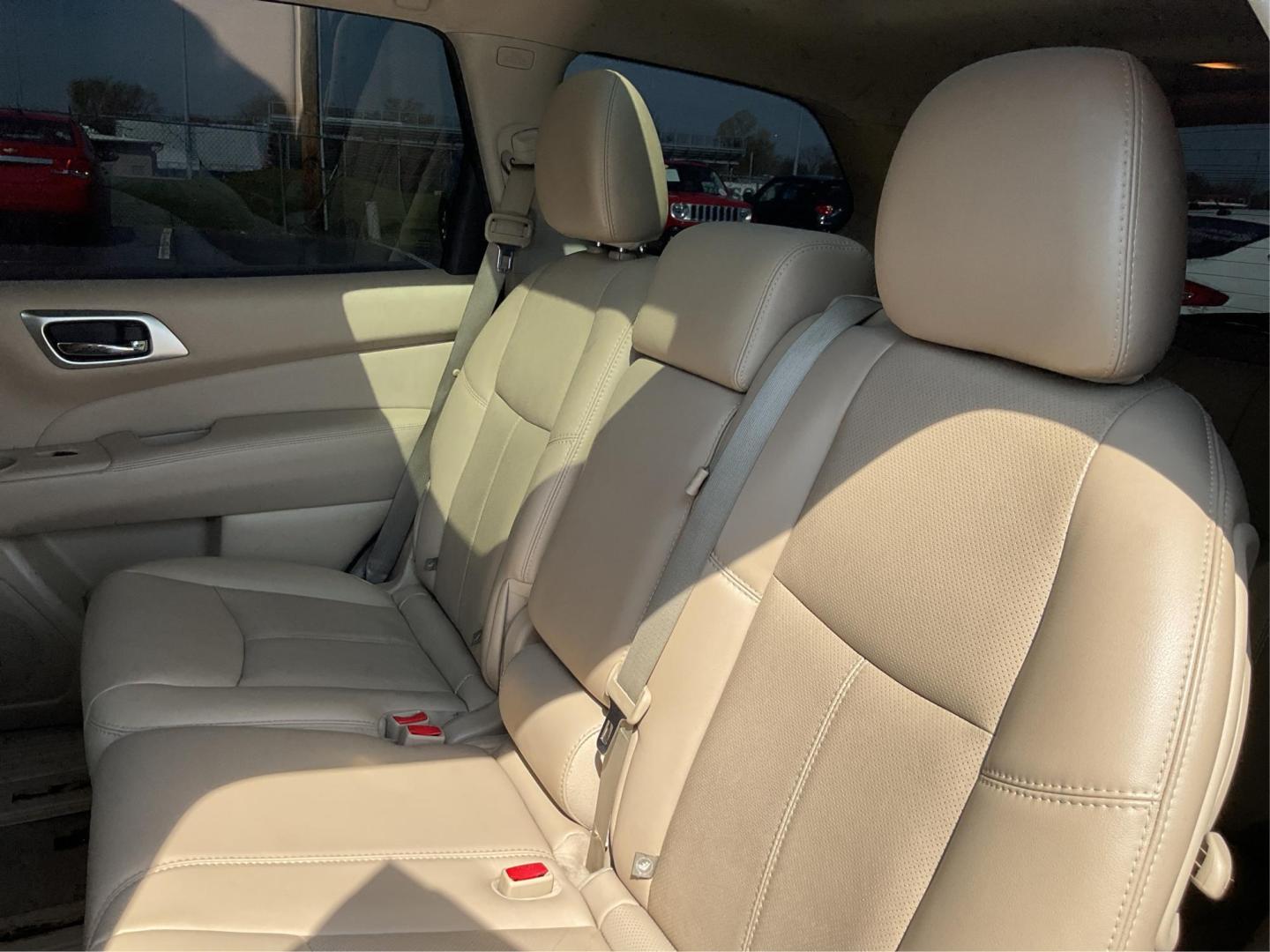 2015 Nissan Pathfinder Platinum (5N1AR2MN9FC) with an 3.5L V-6 DOHC engine, located at 1230 East Main St, Xenia, OH, 45385, (937) 908-9800, 39.688026, -83.910172 - Photo#9