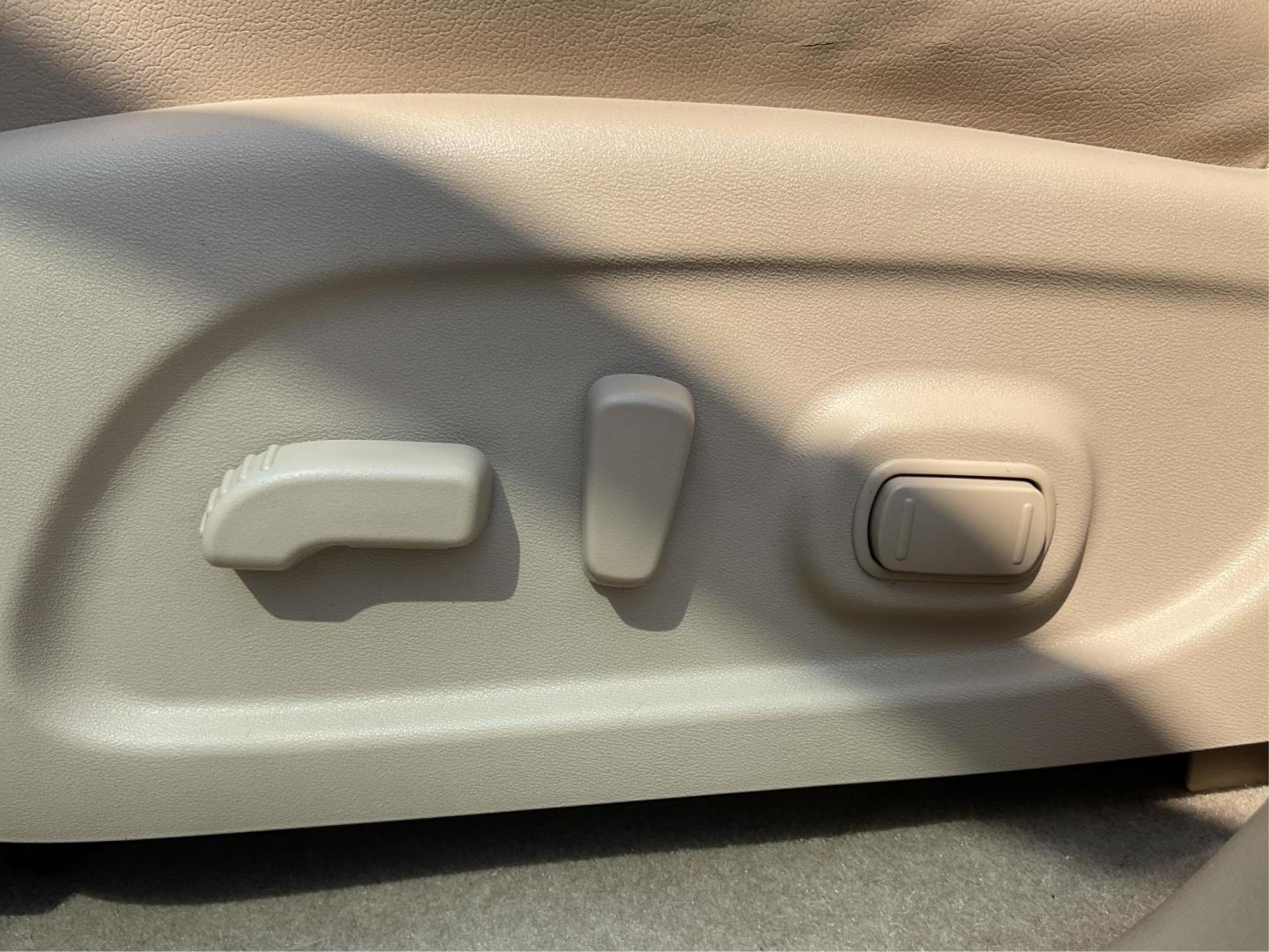 2015 Nissan Pathfinder Platinum (5N1AR2MN9FC) with an 3.5L V-6 DOHC engine, located at 1230 East Main St, Xenia, OH, 45385, (937) 908-9800, 39.688026, -83.910172 - Photo#16