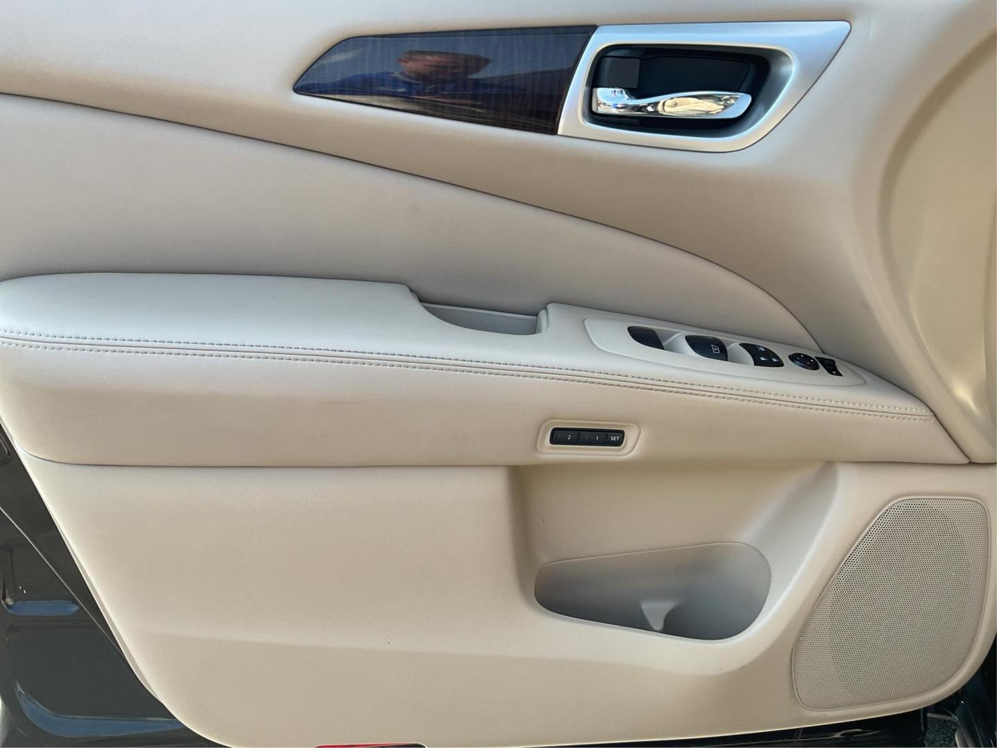 2015 Nissan Pathfinder Platinum (5N1AR2MN9FC) with an 3.5L V-6 DOHC engine, located at 1230 East Main St, Xenia, OH, 45385, (937) 908-9800, 39.688026, -83.910172 - Photo#17