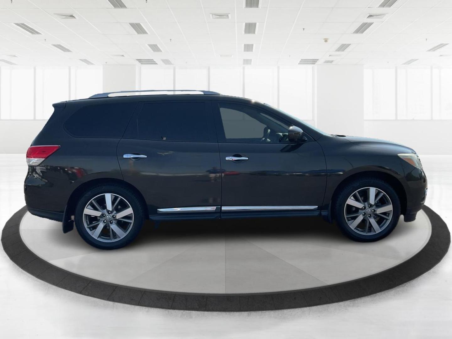 2015 Nissan Pathfinder Platinum (5N1AR2MN9FC) with an 3.5L V-6 DOHC engine, located at 1230 East Main St, Xenia, OH, 45385, (937) 908-9800, 39.688026, -83.910172 - Photo#1