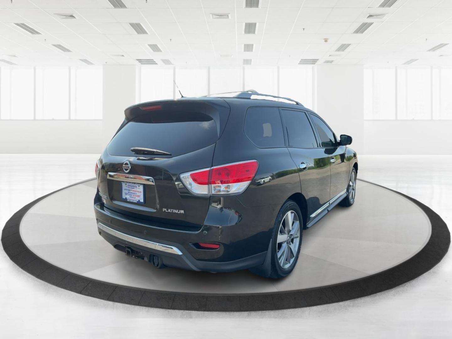 2015 Nissan Pathfinder Platinum (5N1AR2MN9FC) with an 3.5L V-6 DOHC engine, located at 1230 East Main St, Xenia, OH, 45385, (937) 908-9800, 39.688026, -83.910172 - Photo#2