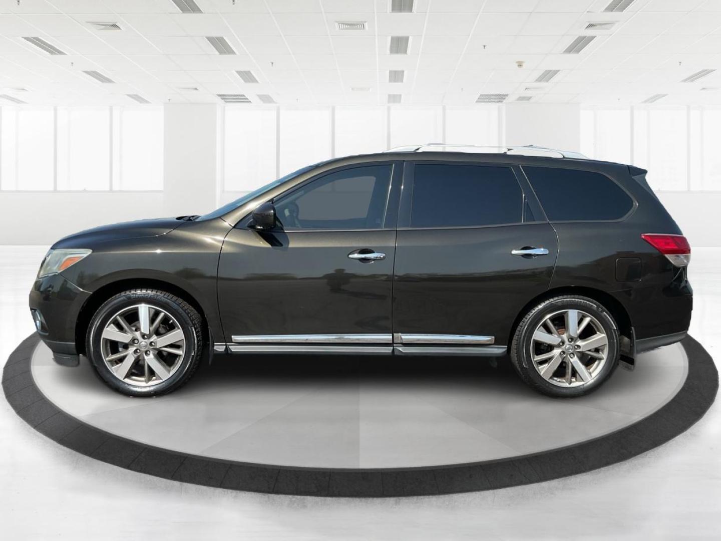 2015 Nissan Pathfinder Platinum (5N1AR2MN9FC) with an 3.5L V-6 DOHC engine, located at 1230 East Main St, Xenia, OH, 45385, (937) 908-9800, 39.688026, -83.910172 - Photo#5