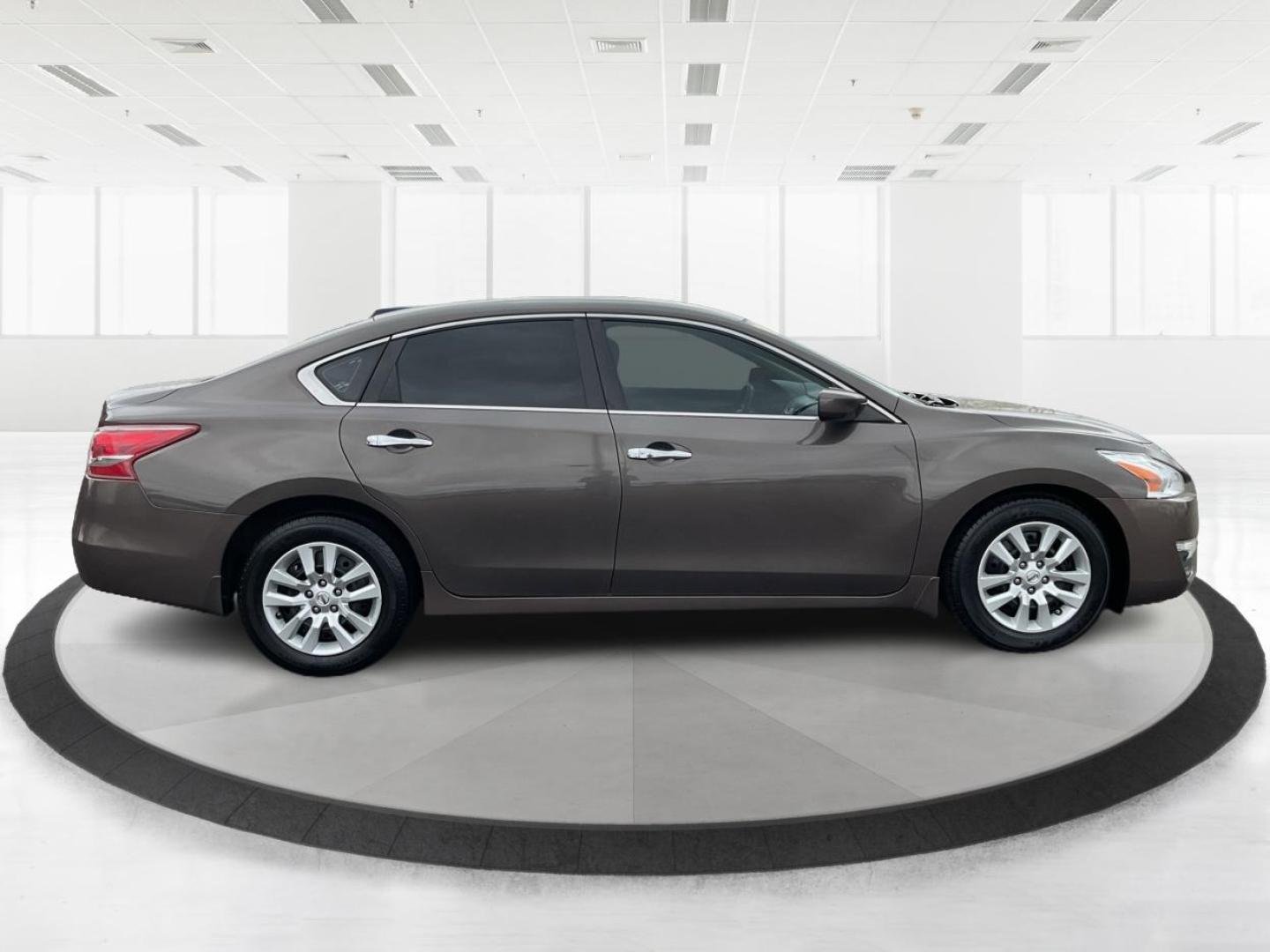 2013 Nissan Altima 2.5 S (1N4AL3APXDN) with an 2.5L I-4 DOHC engine, located at 1184 Kauffman Ave, Fairborn, OH, 45324, (937) 908-9800, 39.807072, -84.030914 - Photo#1