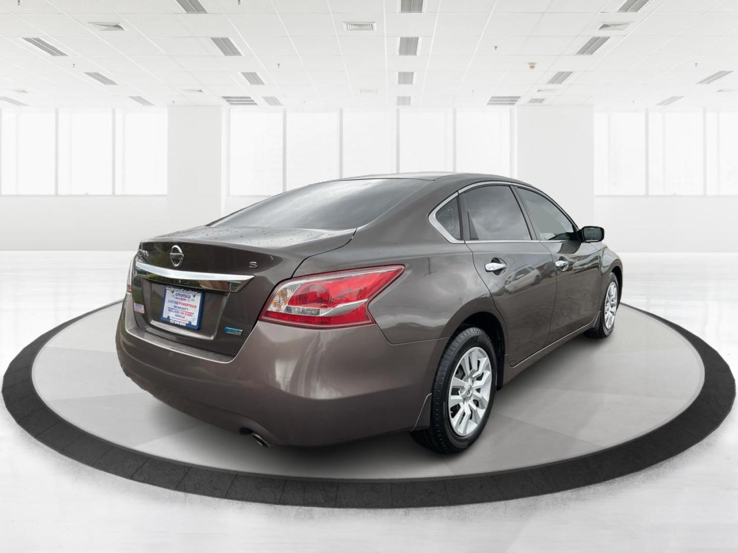 2013 Nissan Altima 2.5 S (1N4AL3APXDN) with an 2.5L I-4 DOHC engine, located at 1184 Kauffman Ave, Fairborn, OH, 45324, (937) 908-9800, 39.807072, -84.030914 - Photo#2