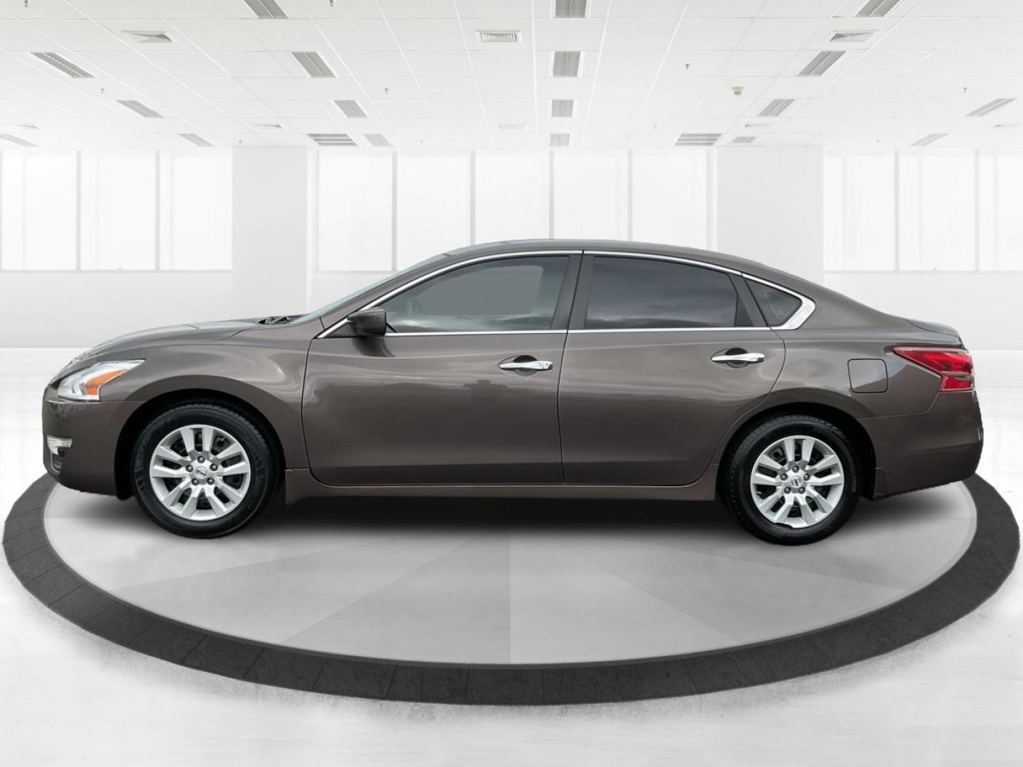 2013 Nissan Altima 2.5 S (1N4AL3APXDN) with an 2.5L I-4 DOHC engine, located at 1184 Kauffman Ave, Fairborn, OH, 45324, (937) 908-9800, 39.807072, -84.030914 - Photo#5