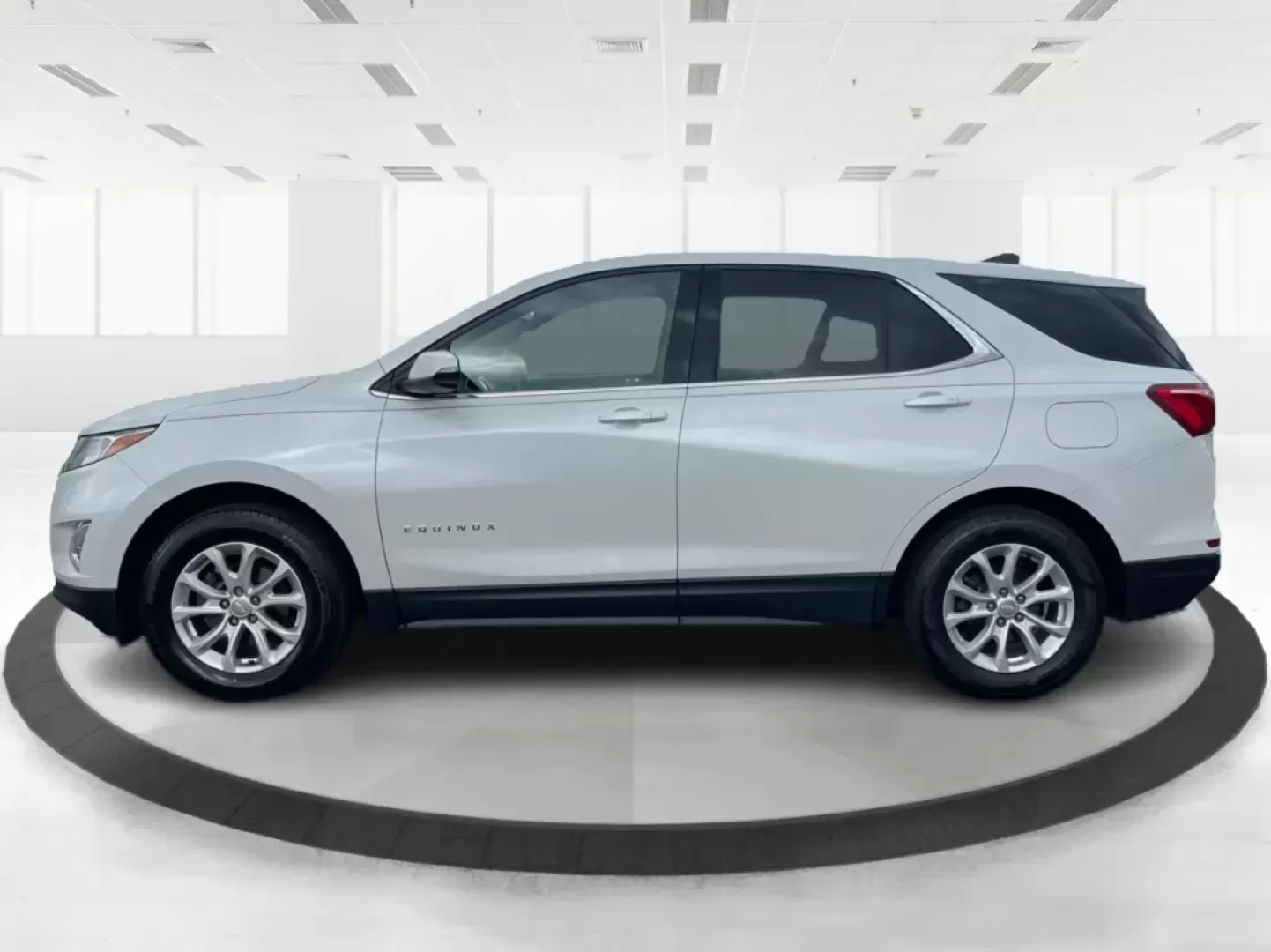 2019 Chevrolet Equinox LT (2GNAXUEV1K6) with an 1.5L I-4 gasoline direct injection engine, located at 4508 South Dixie Dr, Moraine, OH, 45439, (937) 908-9800, 39.689976, -84.218452 - Photo#5