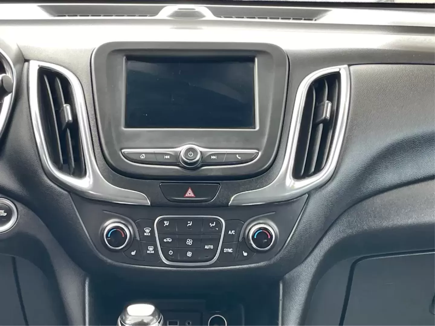 2019 Chevrolet Equinox LT (2GNAXUEV1K6) with an 1.5L I-4 gasoline direct injection engine, located at 4508 South Dixie Dr, Moraine, OH, 45439, (937) 908-9800, 39.689976, -84.218452 - Photo#12