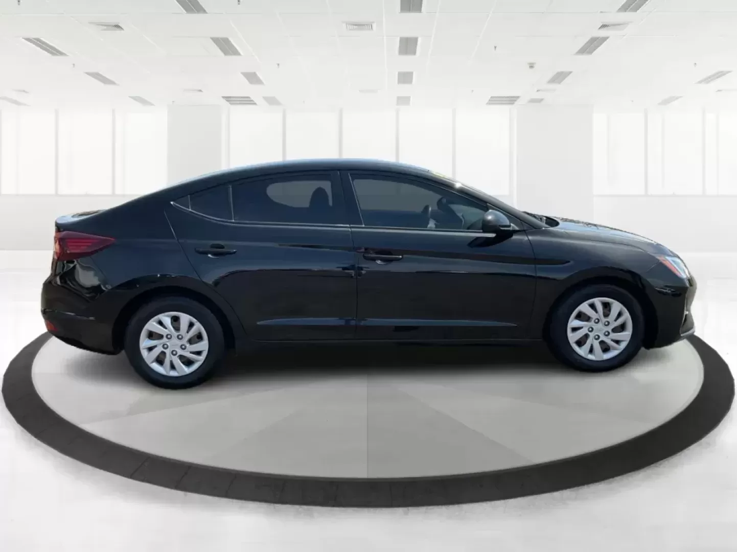 2019 Hyundai Elantra SE (5NPD74LF7KH) with an Nu 2L I-4 DOHC engine, located at 401 Woodman Dr, Riverside, OH, 45431, (937) 908-9800, 39.760899, -84.123421 - Photo#1
