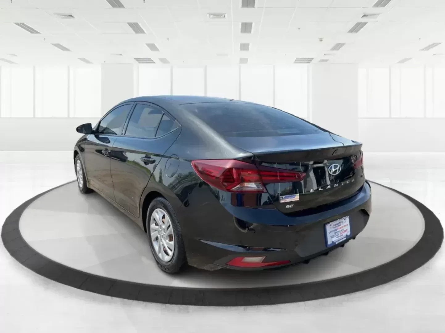 2019 Hyundai Elantra SE (5NPD74LF7KH) with an Nu 2L I-4 DOHC engine, located at 401 Woodman Dr, Riverside, OH, 45431, (937) 908-9800, 39.760899, -84.123421 - Photo#4