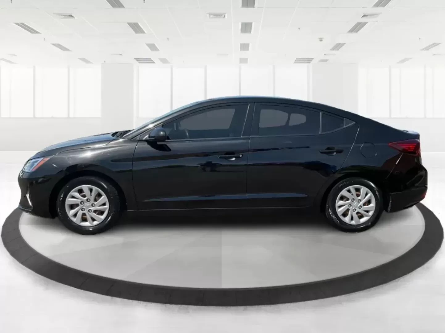 2019 Hyundai Elantra SE (5NPD74LF7KH) with an Nu 2L I-4 DOHC engine, located at 401 Woodman Dr, Riverside, OH, 45431, (937) 908-9800, 39.760899, -84.123421 - Photo#5