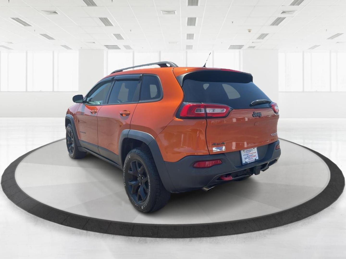2015 Jeep Cherokee Trailhawk 4WD (1C4PJMBSXFW) with an 3.2L V6 DOHC 24V engine, 9-Speed Automatic transmission, located at 4508 South Dixie Dr, Moraine, OH, 45439, (937) 908-9800, 39.689976, -84.218452 - Photo#3