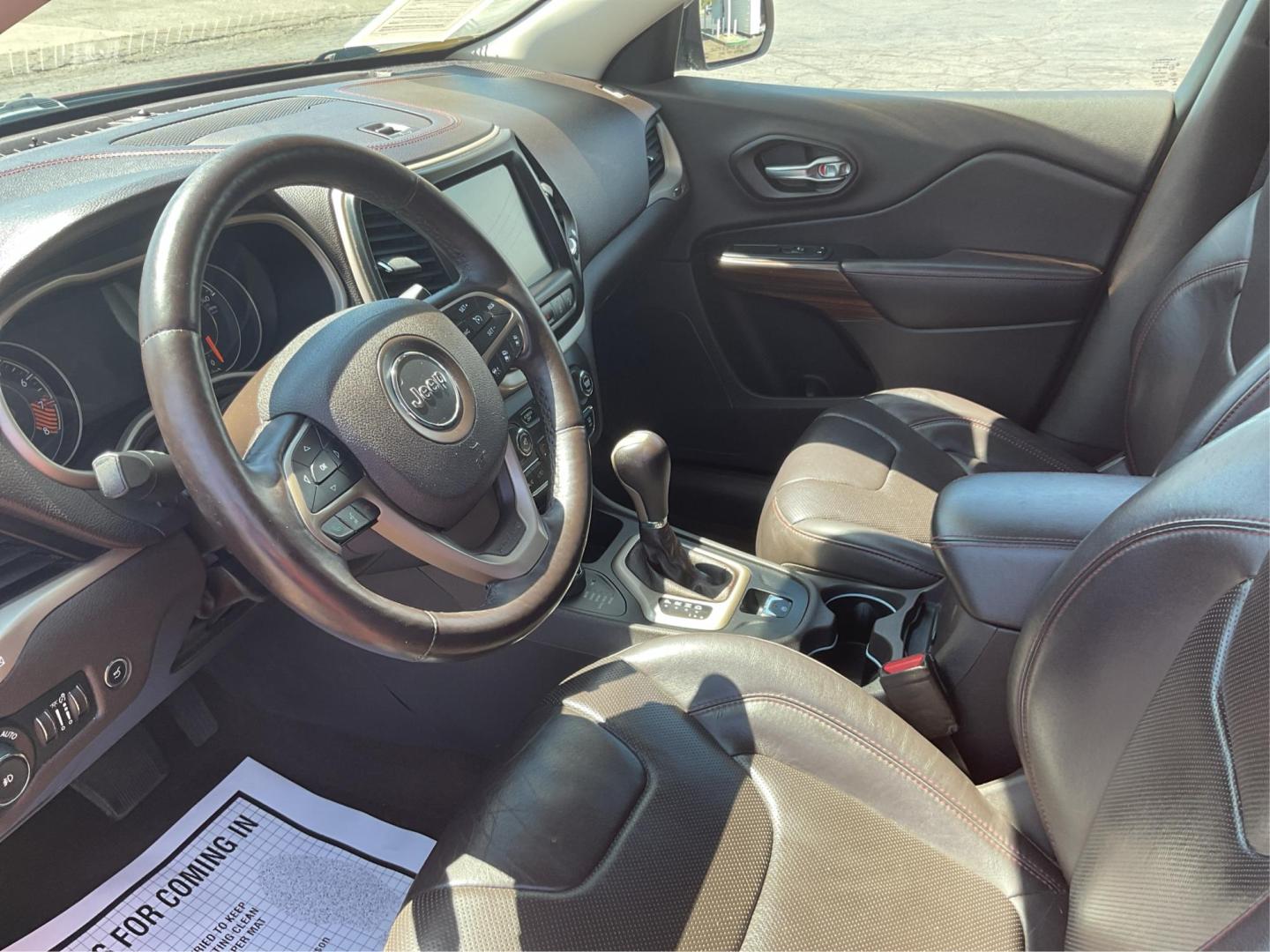 2015 Jeep Cherokee Trailhawk 4WD (1C4PJMBSXFW) with an 3.2L V6 DOHC 24V engine, 9-Speed Automatic transmission, located at 4508 South Dixie Dr, Moraine, OH, 45439, (937) 908-9800, 39.689976, -84.218452 - Photo#7
