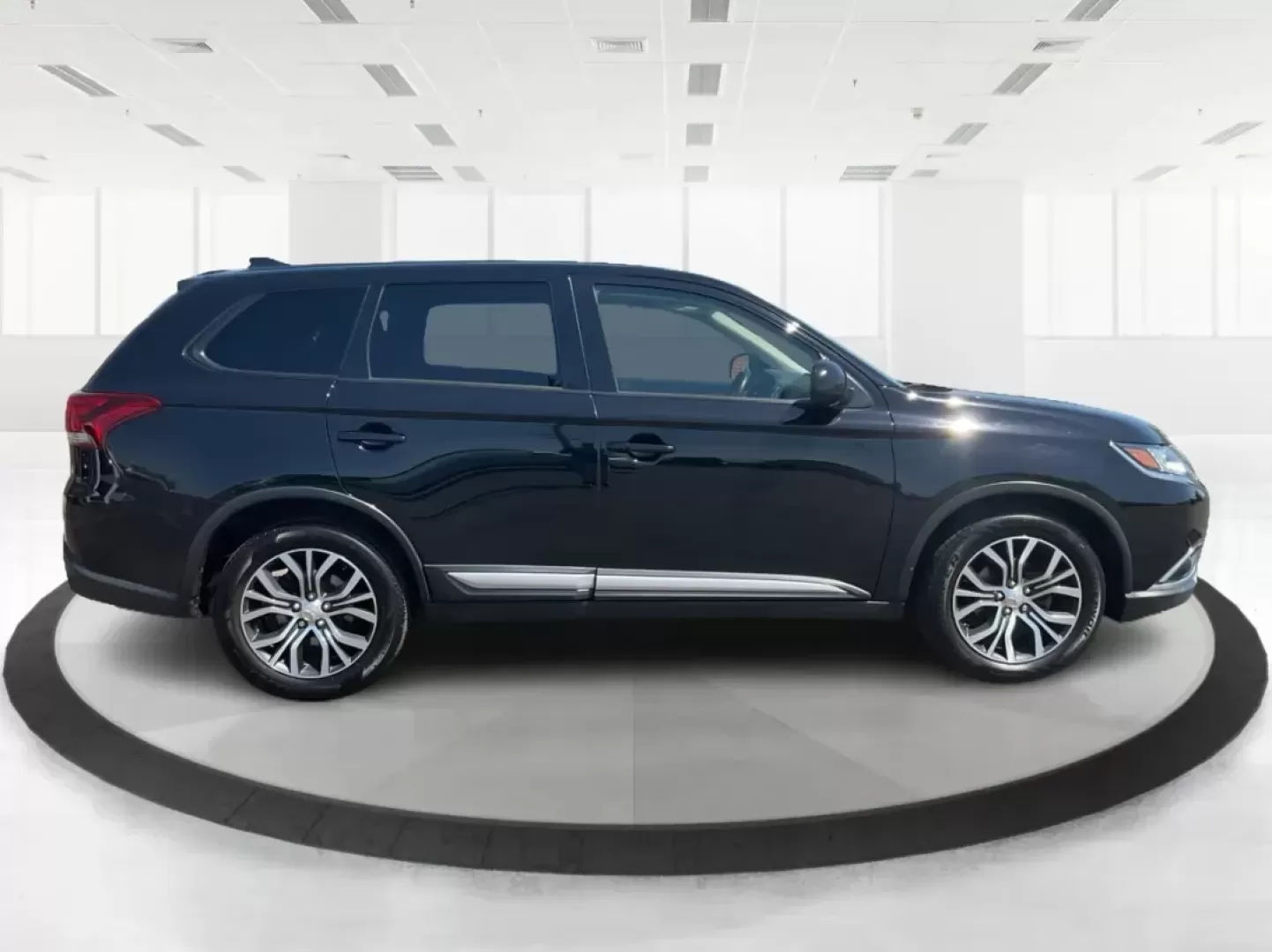 2017 Mitsubishi Outlander ES (JA4AD2A34HZ) with an 2.4L I-4 variable valve control engine, located at 1951 S Dayton Lakeview Rd., New Carlisle, OH, 45344, (937) 908-9800, 39.890999, -84.050255 - Photo#1