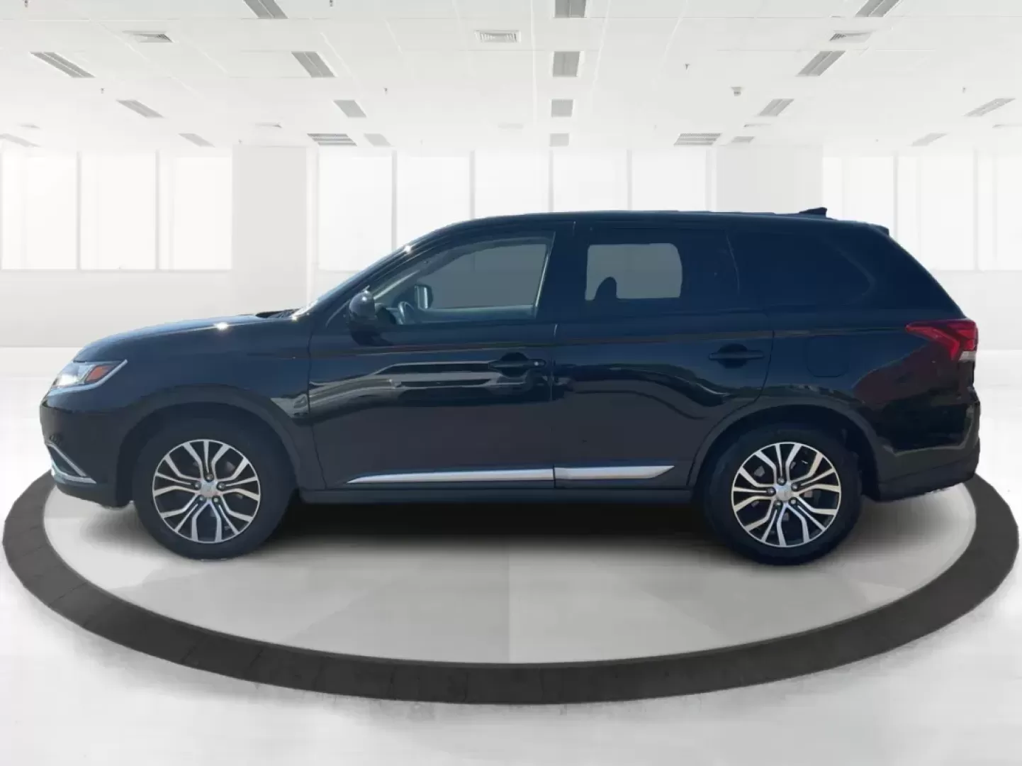 2017 Mitsubishi Outlander ES (JA4AD2A34HZ) with an 2.4L I-4 variable valve control engine, located at 1951 S Dayton Lakeview Rd., New Carlisle, OH, 45344, (937) 908-9800, 39.890999, -84.050255 - Photo#5