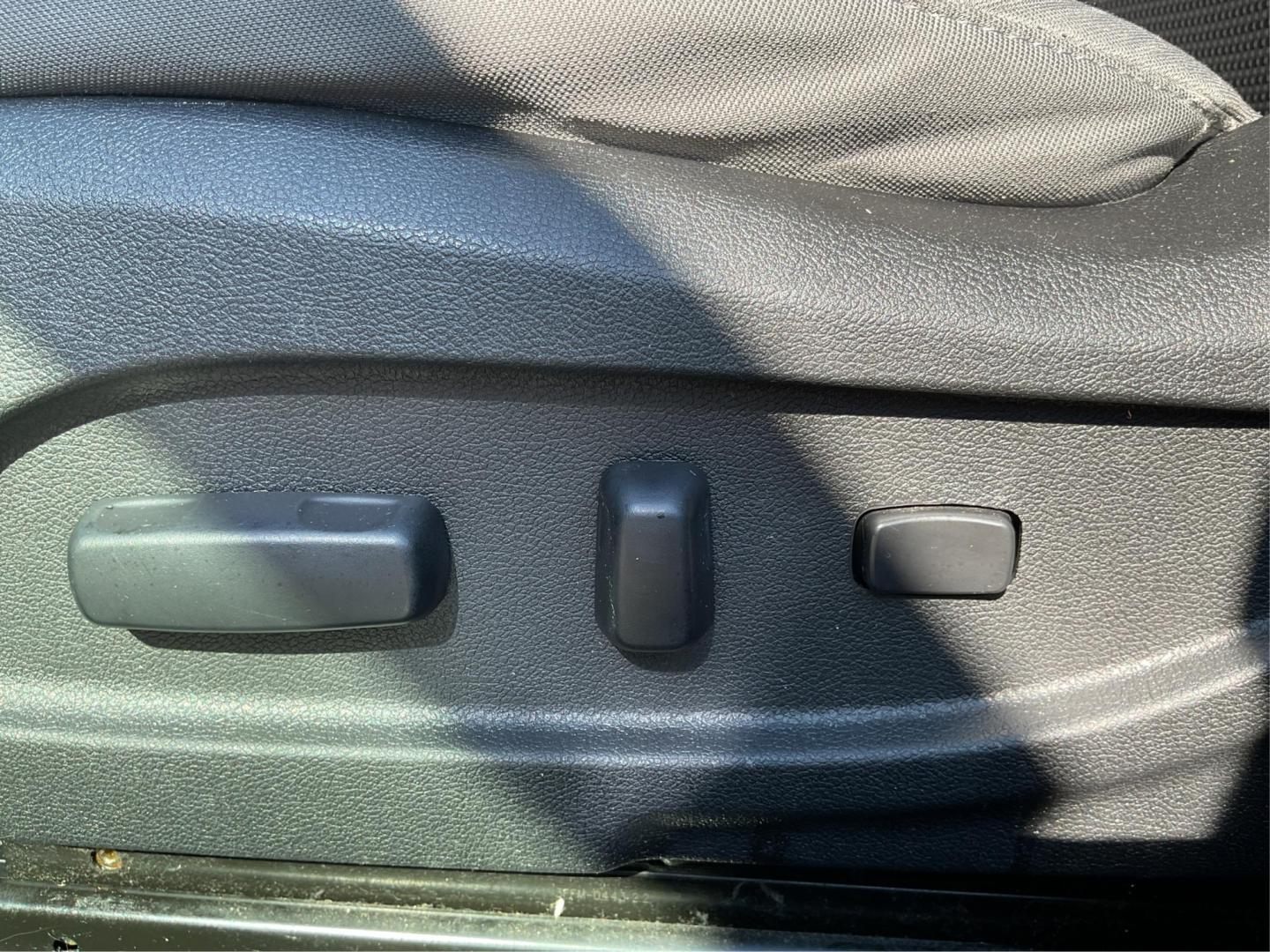 2011 Hyundai Sonata GLS (5NPEB4AC0BH) with an 2.4L I-4 gasoline direct injection engine, located at 8750 N County Rd 25A, Piqua, OH, 45356, (937) 908-9800, 40.164391, -84.232513 - Photo#16
