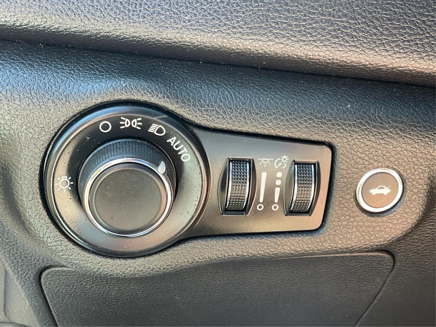 2015 Chrysler 200 Limited (1C3CCCAB5FN) with an 2.4L L4 DOHC 16V engine, 9-Speed Automatic transmission, located at 8750 N County Rd 25A, Piqua, OH, 45356, (937) 908-9800, 40.164391, -84.232513 - Photo#16