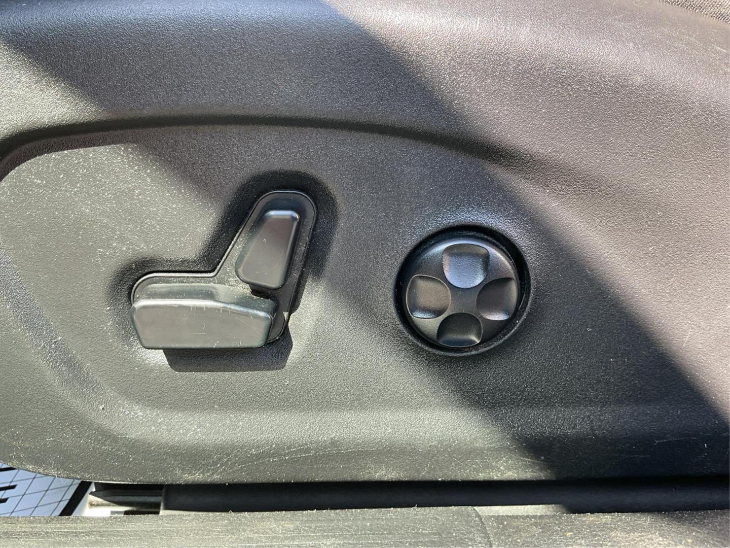 2015 Chrysler 200 Limited (1C3CCCAB5FN) with an 2.4L L4 DOHC 16V engine, 9-Speed Automatic transmission, located at 8750 N County Rd 25A, Piqua, OH, 45356, (937) 908-9800, 40.164391, -84.232513 - Photo#17
