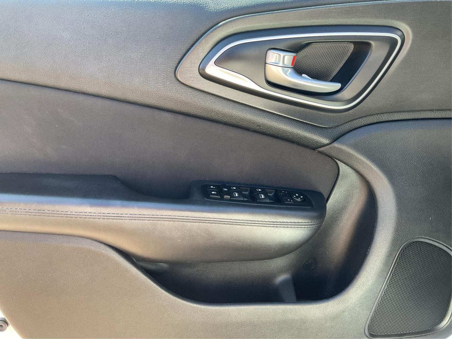 2015 Chrysler 200 Limited (1C3CCCAB5FN) with an 2.4L L4 DOHC 16V engine, 9-Speed Automatic transmission, located at 8750 N County Rd 25A, Piqua, OH, 45356, (937) 908-9800, 40.164391, -84.232513 - Photo#18
