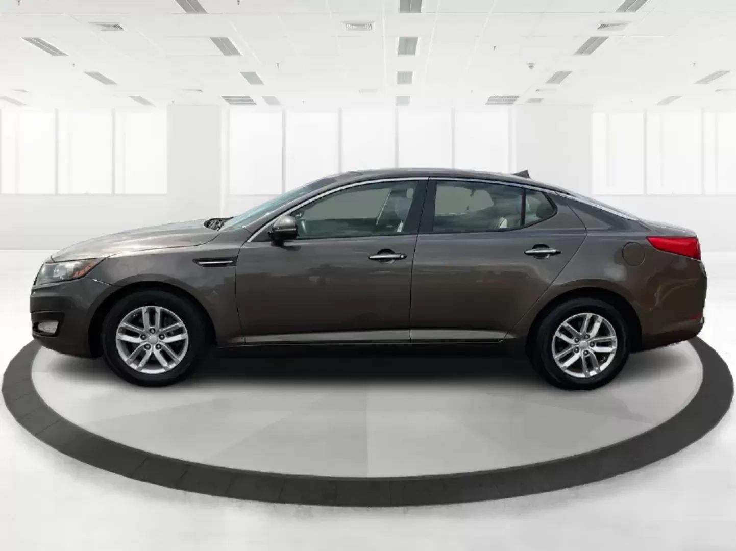 2013 Kia Optima LX (5XXGM4A71DG) with an 2.4L I-4 gasoline direct injection engine, located at 880 E. National Road, Vandalia, OH, 45377, (937) 908-9800, 39.891918, -84.183594 - Photo#5