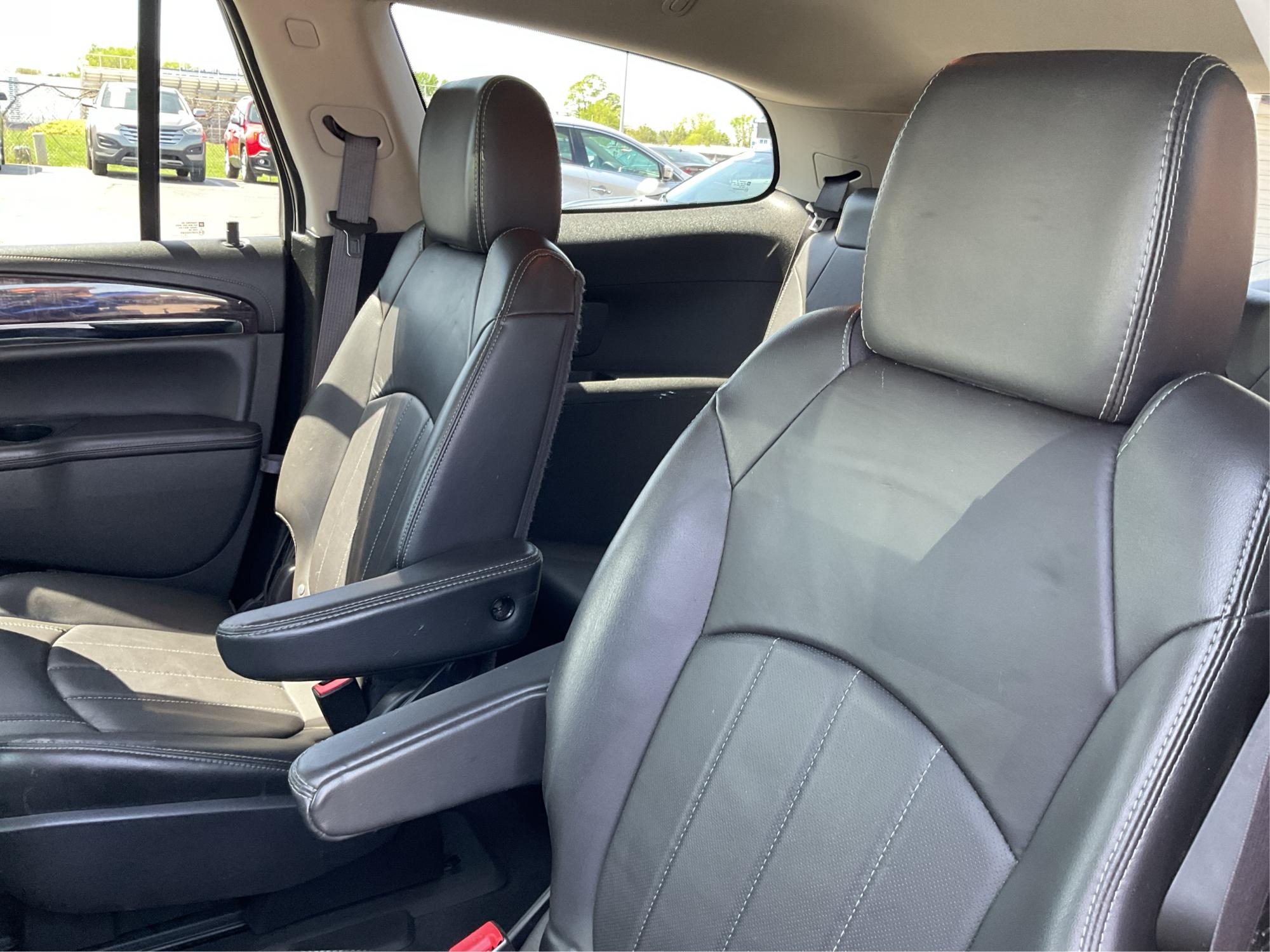 2015 Buick Enclave Leather (5GAKVBKD2FJ) with an 3.6L V-6 gasoline direct injection engine, located at 1230 East Main St, Xenia, OH, 45385, (937) 908-9800, 39.688026, -83.910172 - Photo#10
