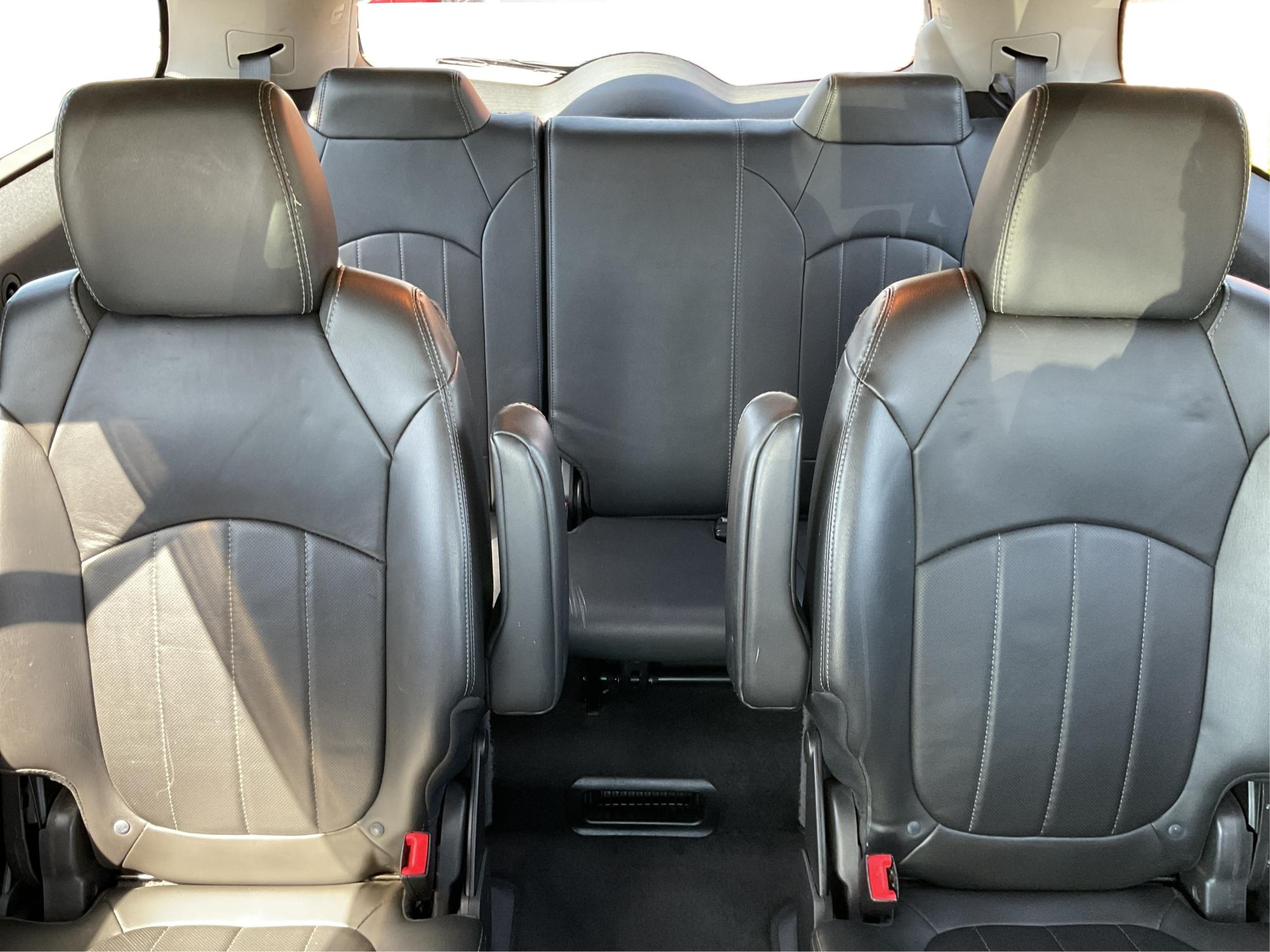 2015 Buick Enclave Leather (5GAKVBKD2FJ) with an 3.6L V-6 gasoline direct injection engine, located at 1230 East Main St, Xenia, OH, 45385, (937) 908-9800, 39.688026, -83.910172 - Photo#14