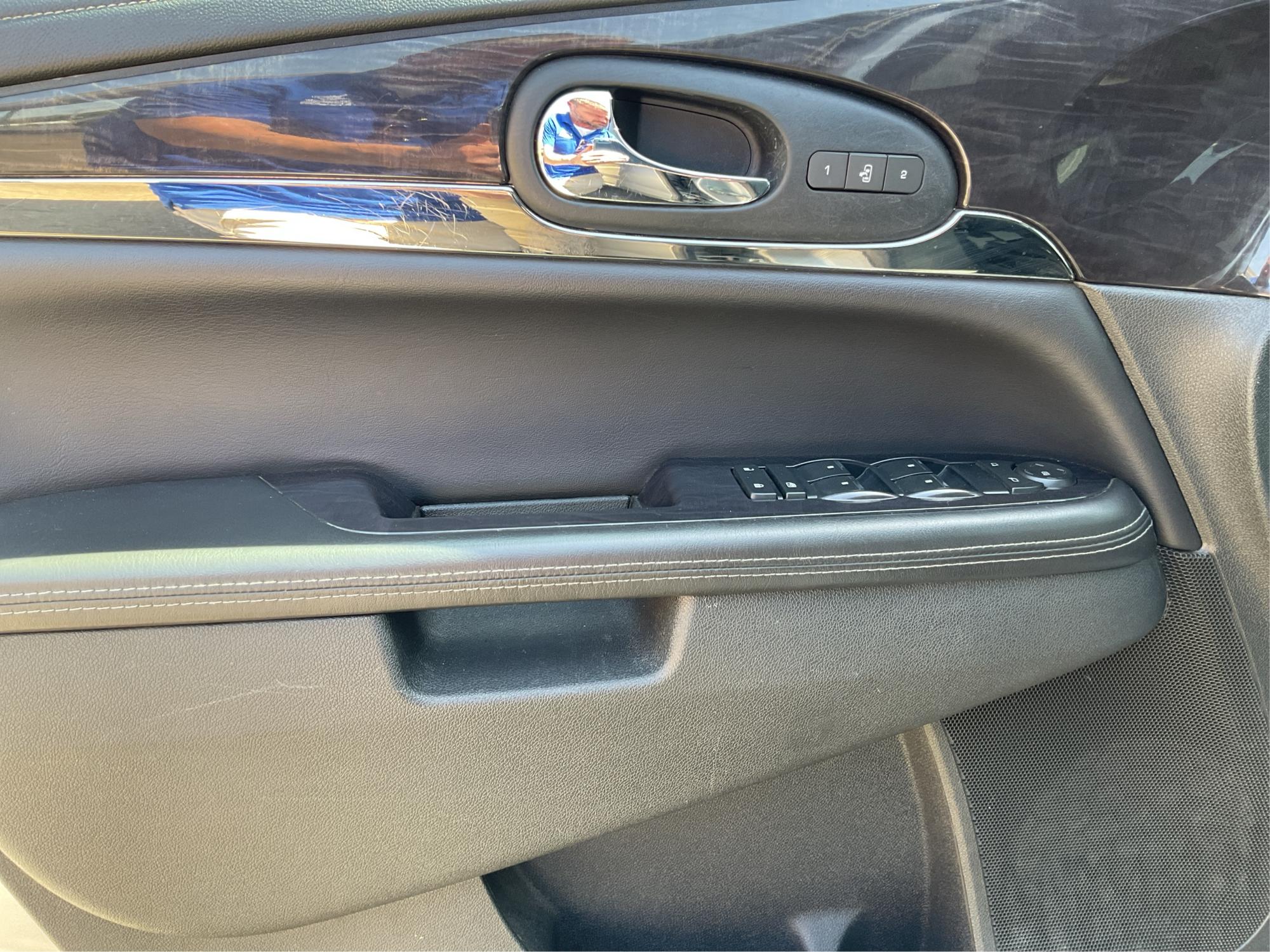 2015 Buick Enclave Leather (5GAKVBKD2FJ) with an 3.6L V-6 gasoline direct injection engine, located at 1230 East Main St, Xenia, OH, 45385, (937) 908-9800, 39.688026, -83.910172 - Photo#18