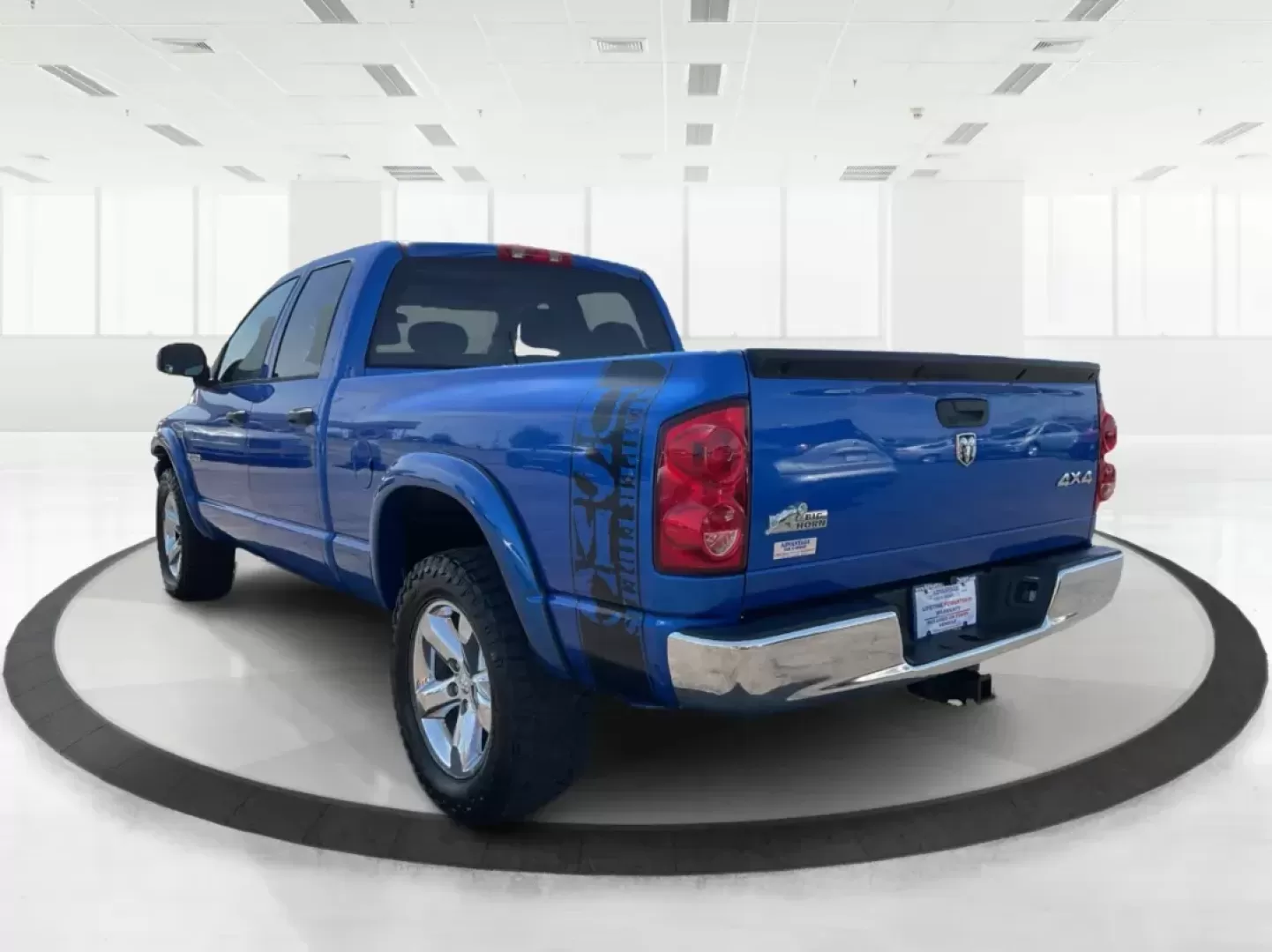 2008 Dodge Ram 1500 SLT (1D7HU18288J) with an HEMI Magnum 5.7L V-8 regular unleaded engine, located at 1230 East Main St, Xenia, OH, 45385, (937) 908-9800, 39.688026, -83.910172 - 2008 Dodge Ram 1500 SLT - Photo#4
