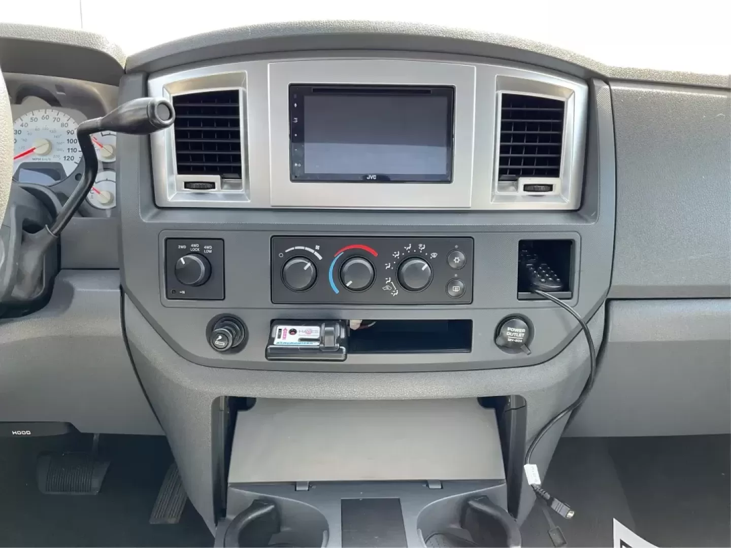 2008 Dodge Ram 1500 SLT (1D7HU18288J) with an HEMI Magnum 5.7L V-8 regular unleaded engine, located at 1230 East Main St, Xenia, OH, 45385, (937) 908-9800, 39.688026, -83.910172 - 2008 Dodge Ram 1500 SLT - Photo#11