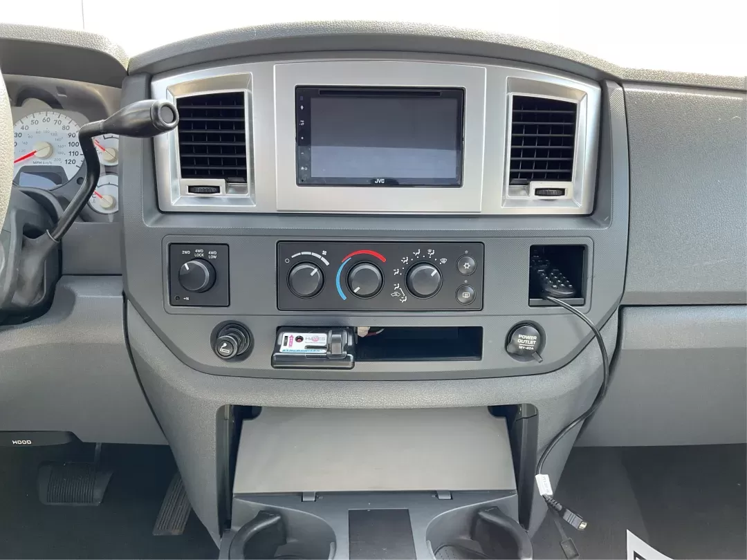 2008 Dodge Ram 1500 SLT (1D7HU18288J) with an HEMI Magnum 5.7L V-8 regular unleaded engine, located at 1230 East Main St, Xenia, OH, 45385, (937) 908-9800, 39.688026, -83.910172 - 2008 Dodge Ram 1500 SLT - Photo#11