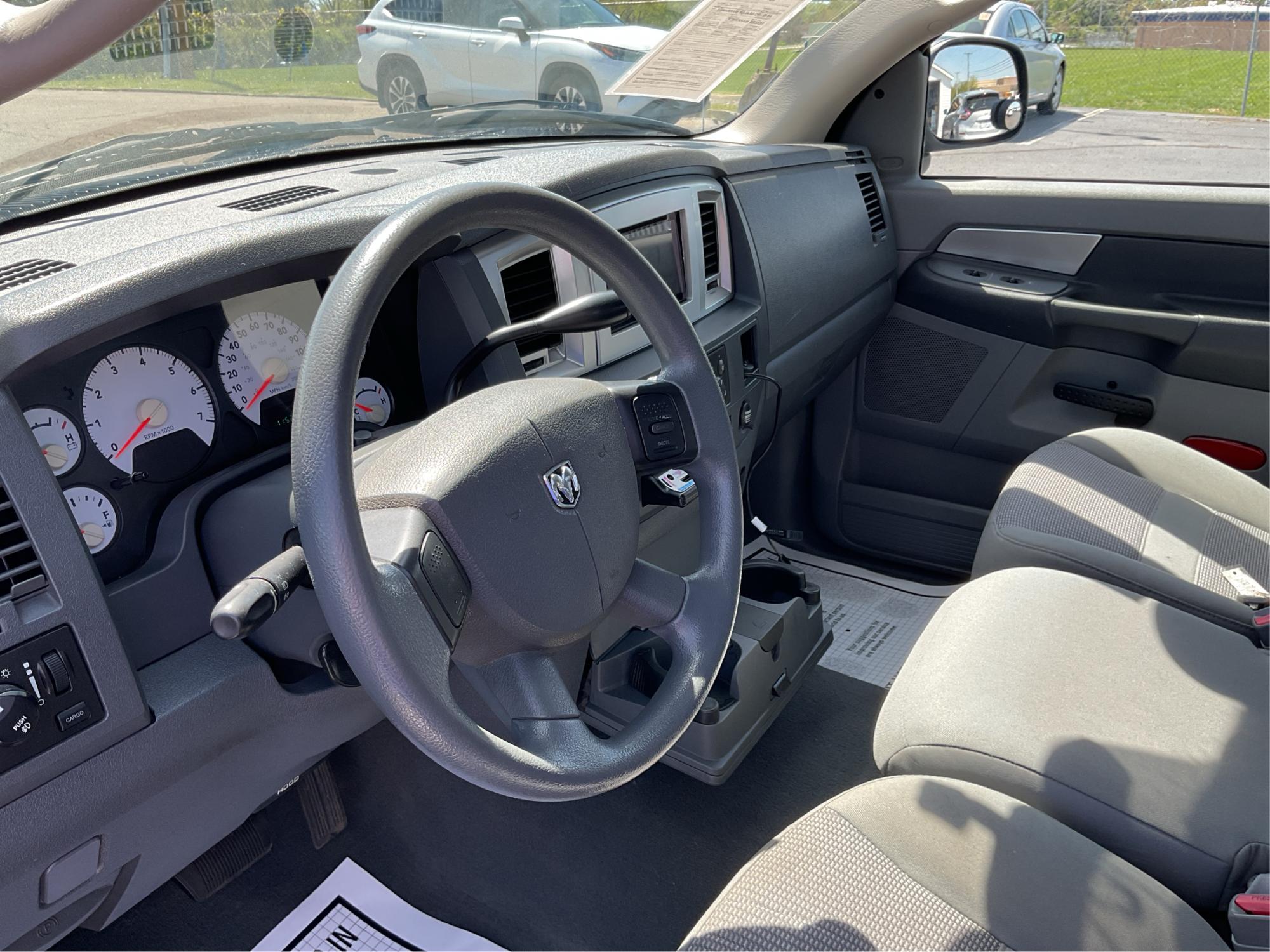 2008 Dodge Ram 1500 SLT (1D7HU18288J) with an HEMI Magnum 5.7L V-8 regular unleaded engine, located at 1230 East Main St, Xenia, OH, 45385, (937) 908-9800, 39.688026, -83.910172 - Photo#9
