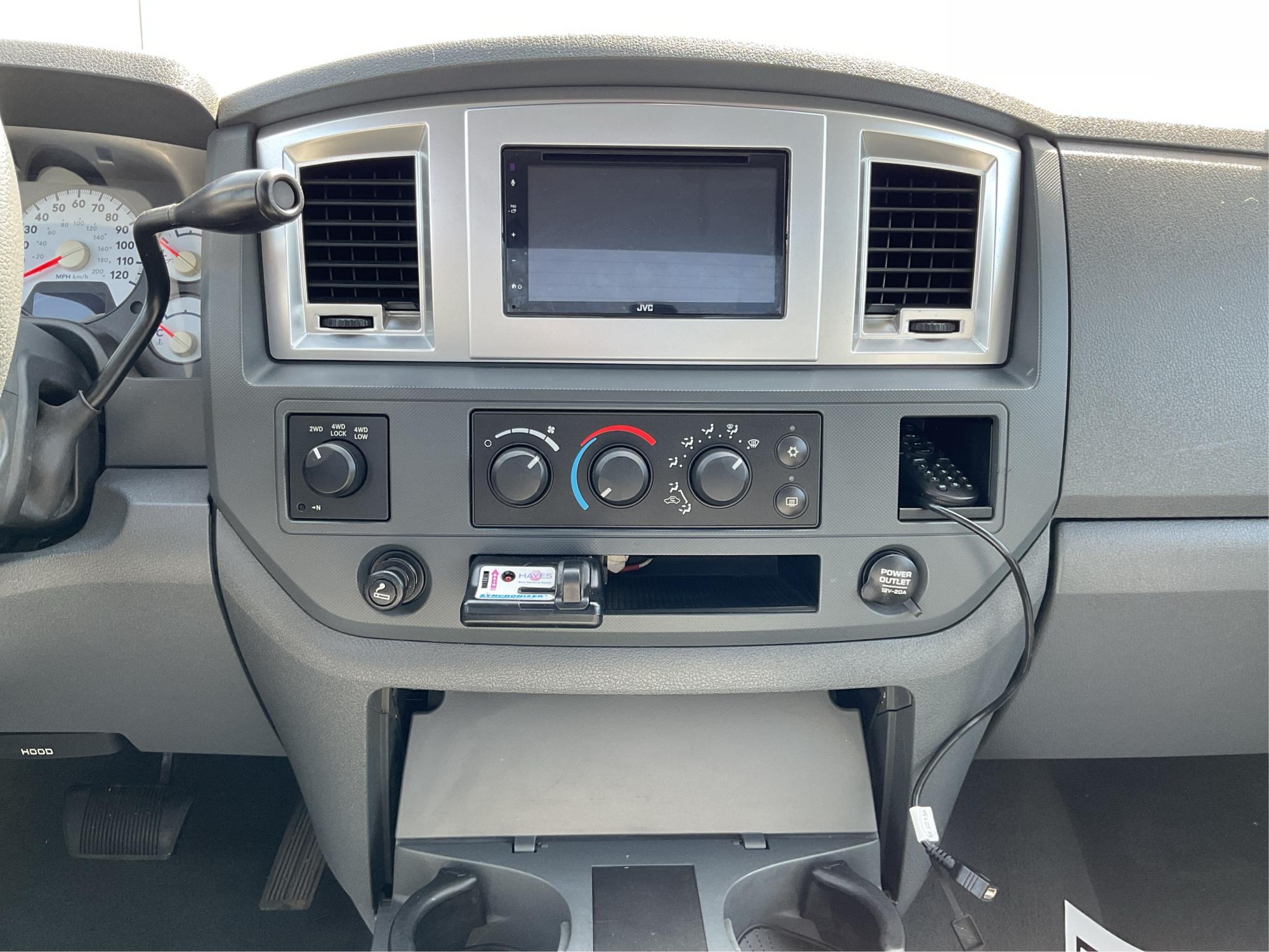 2008 Dodge Ram 1500 SLT (1D7HU18288J) with an HEMI Magnum 5.7L V-8 regular unleaded engine, located at 1230 East Main St, Xenia, OH, 45385, (937) 908-9800, 39.688026, -83.910172 - Photo#12