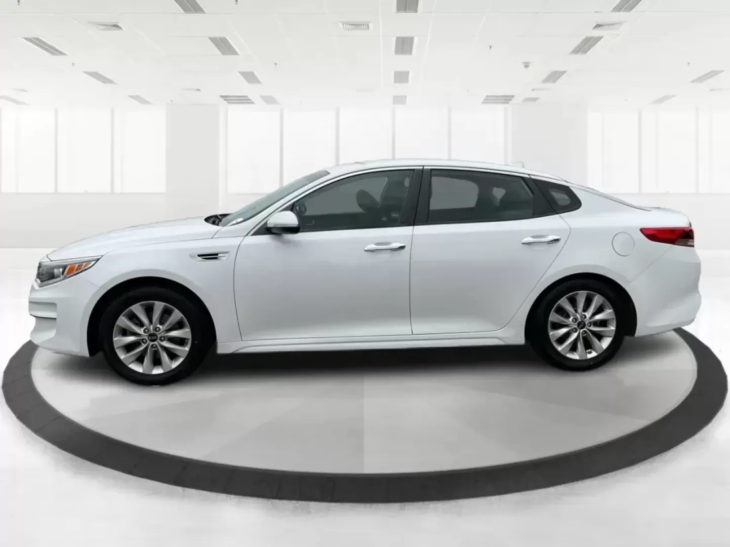 2016 Kia Optima LX (5XXGT4L32GG) with an Theta II 2.4L I-4 gasoline direct injection engine, located at 8750 N County Rd 25A, Piqua, OH, 45356, (937) 908-9800, 40.164391, -84.232513 - 2016 Kia Optima LX - Photo#5