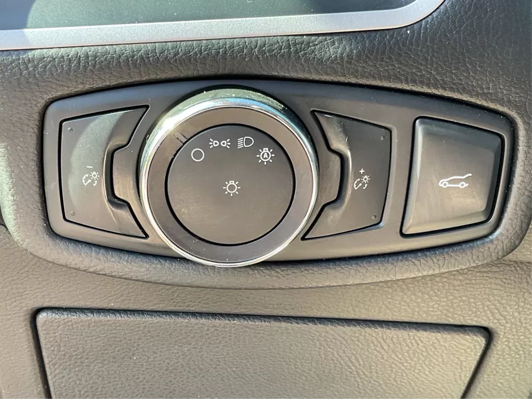 2018 Ford Edge SEL (2FMPK4J8XJB) with an 3.5L V-6 DOHC engine, located at 401 Woodman Dr, Riverside, OH, 45431, (937) 908-9800, 39.760899, -84.123421 - One Owner - Photo#16