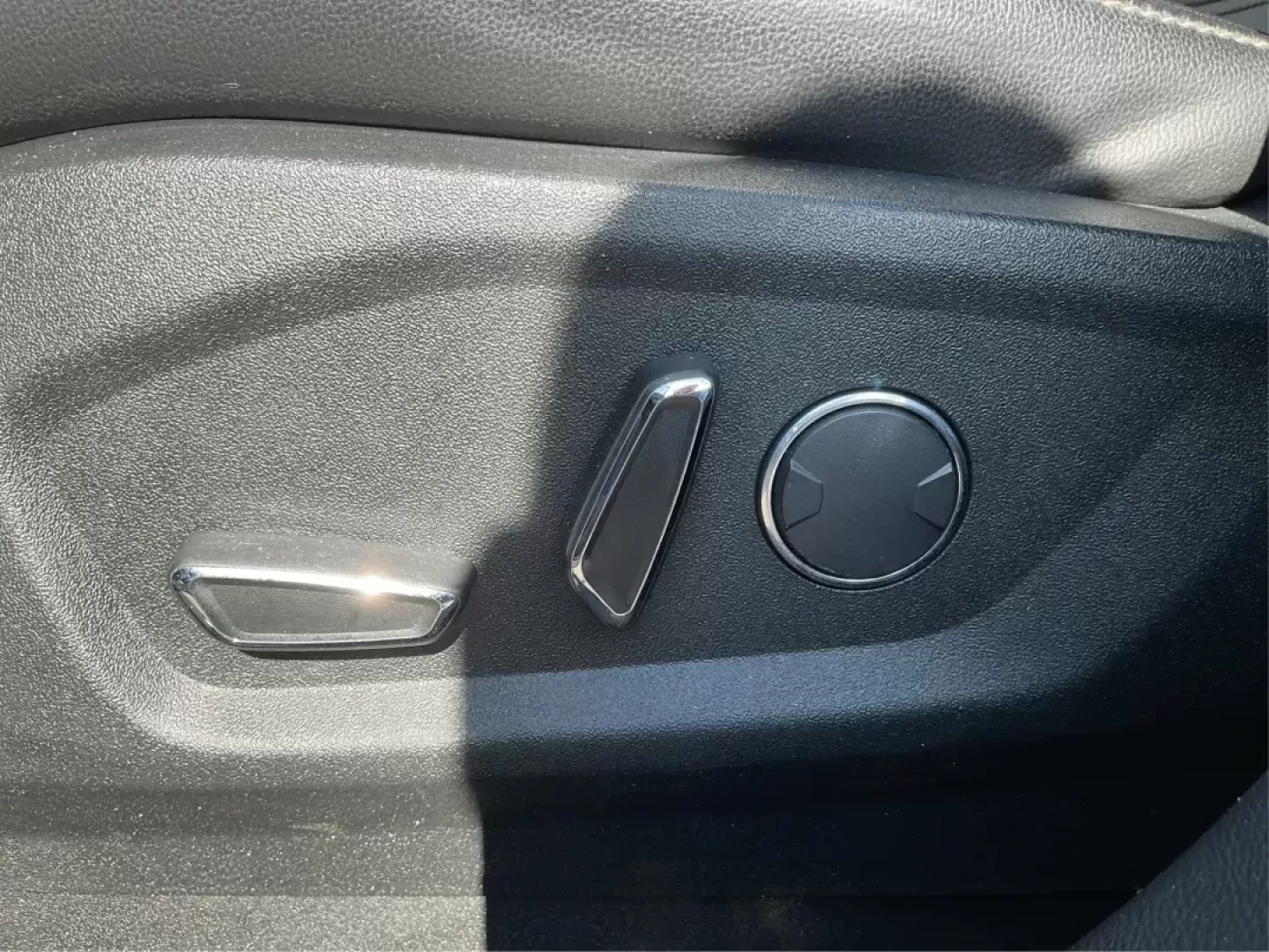 2018 Ford Edge SEL (2FMPK4J8XJB) with an 3.5L V-6 DOHC engine, located at 401 Woodman Dr, Riverside, OH, 45431, (937) 908-9800, 39.760899, -84.123421 - Photo#17