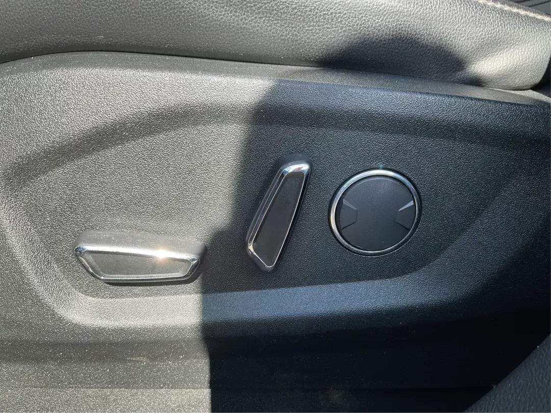 2018 Ford Edge SEL (2FMPK4J8XJB) with an 3.5L V-6 DOHC engine, located at 401 Woodman Dr, Riverside, OH, 45431, (937) 908-9800, 39.760899, -84.123421 - One Owner - Photo#17