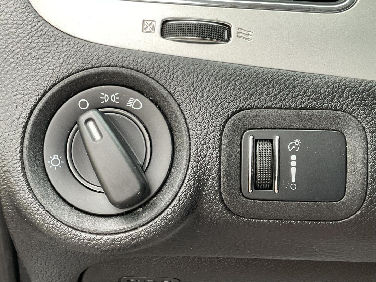 2016 Dodge Journey SE (3C4PDCAB7GT) with an Tigershark MultiAir 2.4L I-4 DOHC engine, located at 8750 N County Rd 25A, Piqua, OH, 45356, (937) 908-9800, 40.164391, -84.232513 - Photo#17