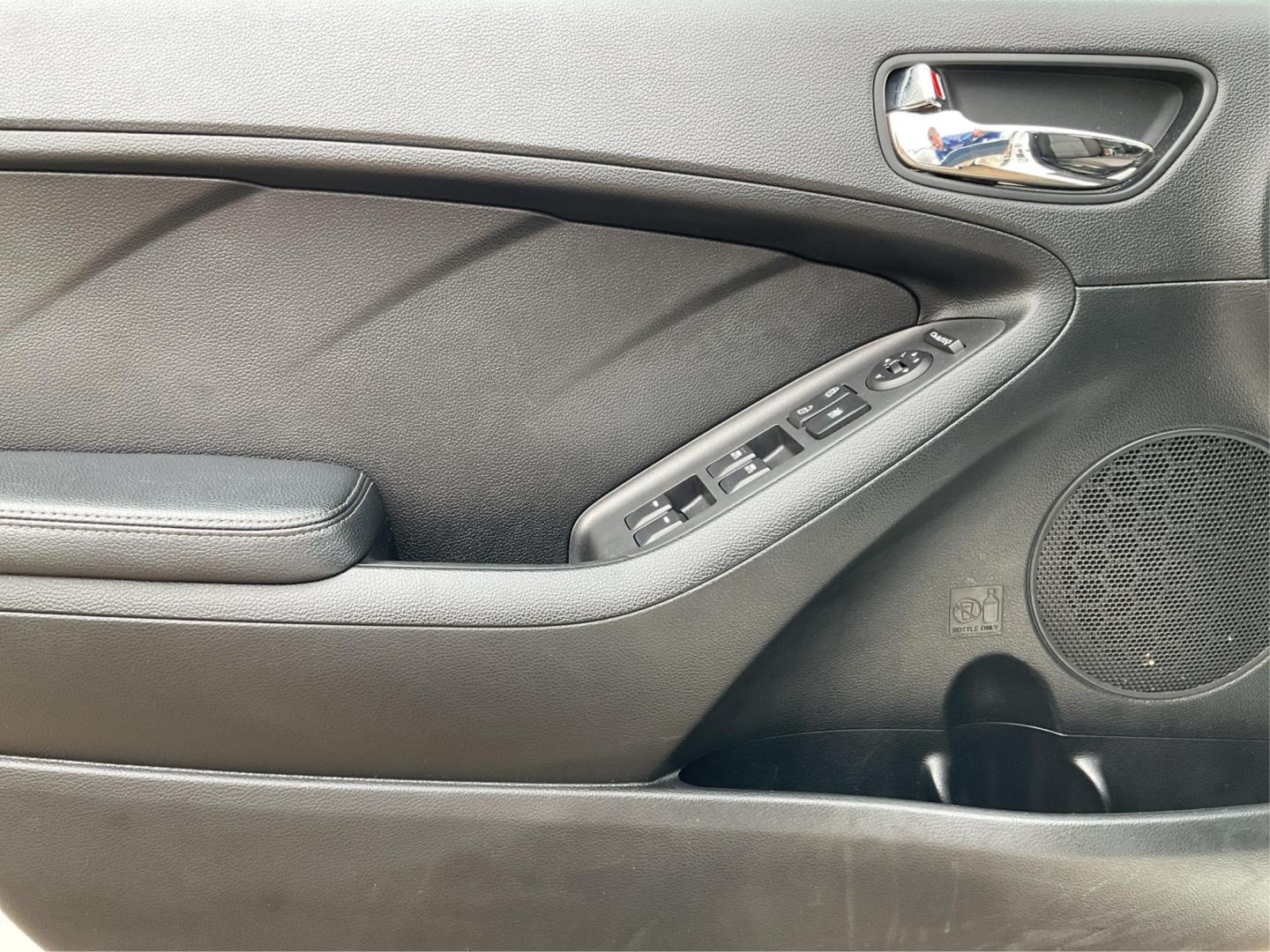 2014 Kia Forte EX (KNAFX4A81E5) with an 2L I-4 gasoline direct injection engine, located at 1099 N County Rd 25A, Troy, OH, 45373, (937) 908-9800, 40.057079, -84.212883 - Photo#17