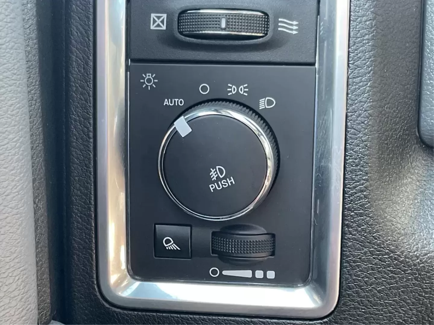 2018 Ram 1500 SLT Crew Cab SWB 4WD (1C6RR7LM9JS) with an 3.0L V6 DIESEL engine, 8-Speed Automatic transmission, located at 8750 N County Rd 25A, Piqua, OH, 45356, (937) 908-9800, 40.164391, -84.232513 - 2018 Ram 1500 SLT Crew Cab SWB 4WD - Photo#15