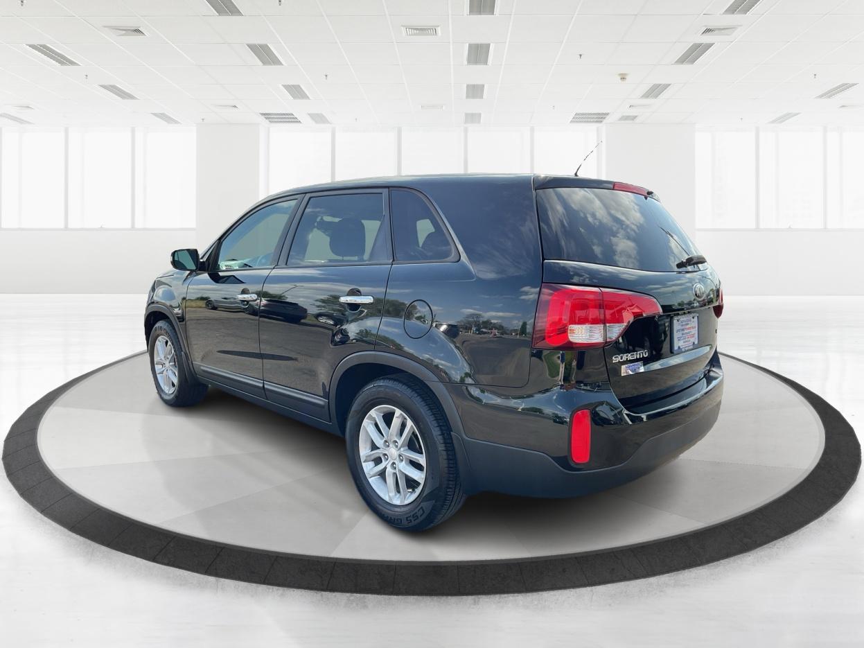 2015 Kia Sorento LX (5XYKT3A69FG) with an 2.4L I-4 gasoline direct injection engine, located at 1230 East Main St, Xenia, OH, 45385, (937) 908-9800, 39.688026, -83.910172 - Photo#4