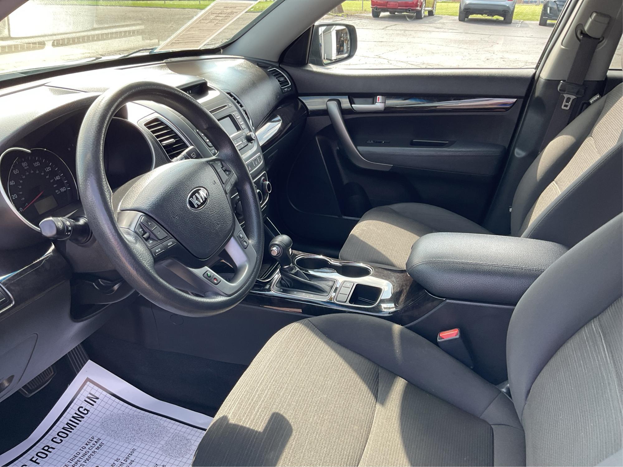 2015 Kia Sorento LX (5XYKT3A69FG) with an 2.4L I-4 gasoline direct injection engine, located at 1230 East Main St, Xenia, OH, 45385, (937) 908-9800, 39.688026, -83.910172 - Photo#8