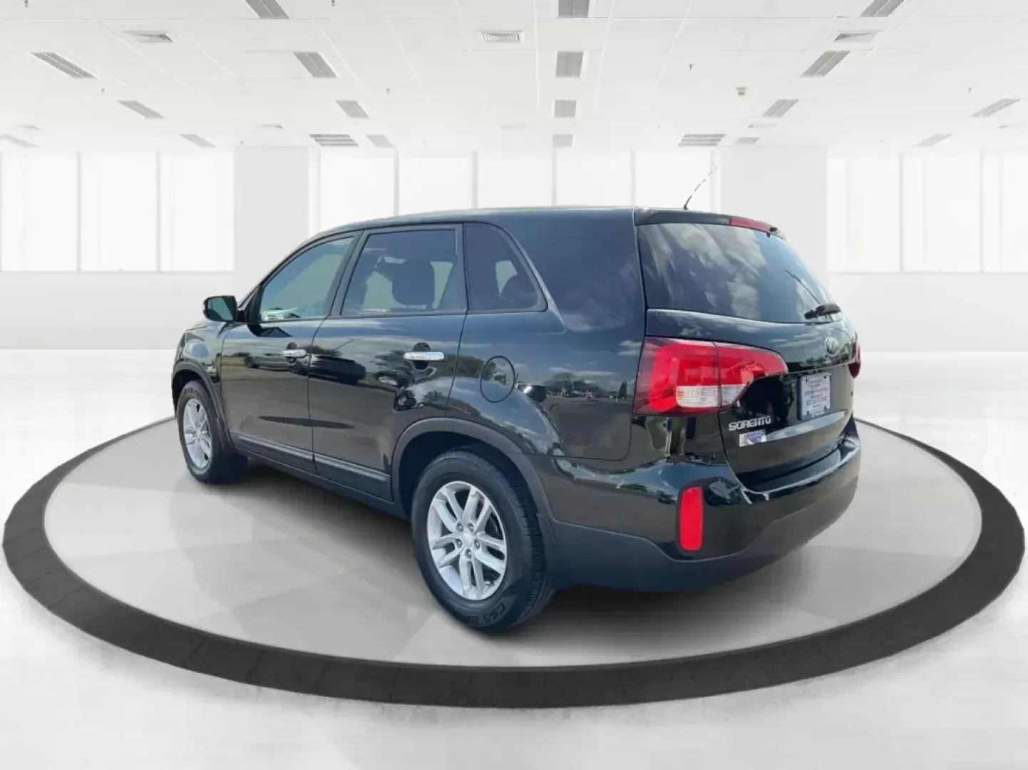 2015 Kia Sorento LX (5XYKT3A69FG) with an 2.4L I-4 gasoline direct injection engine, located at 1230 East Main St, Xenia, OH, 45385, (937) 908-9800, 39.688026, -83.910172 - 2015 Kia Sorento LX - Photo#3